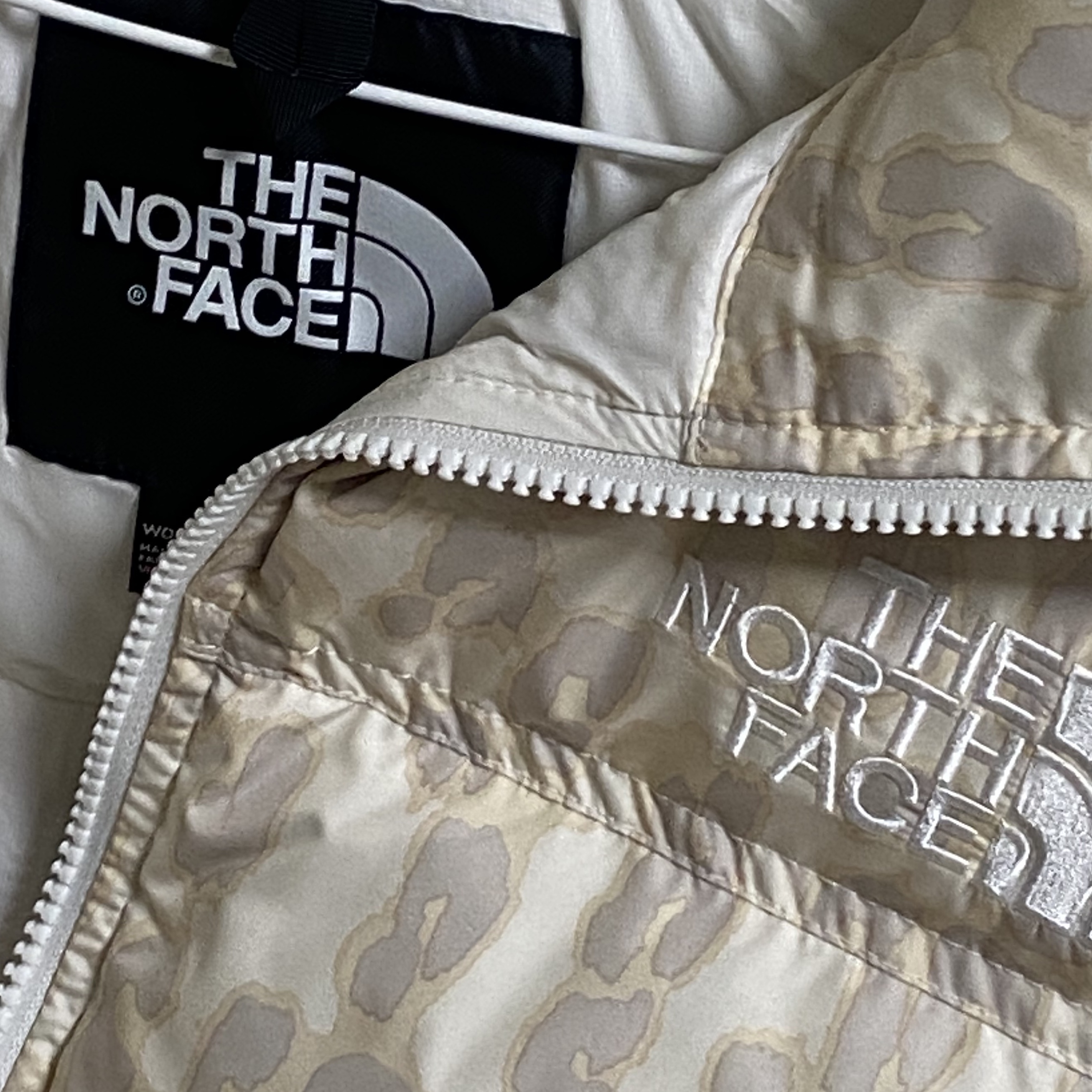 (W) The North Face Print Nuptse Short Jacket Silver Grey Leopard Print 착용 스타일 - 2
