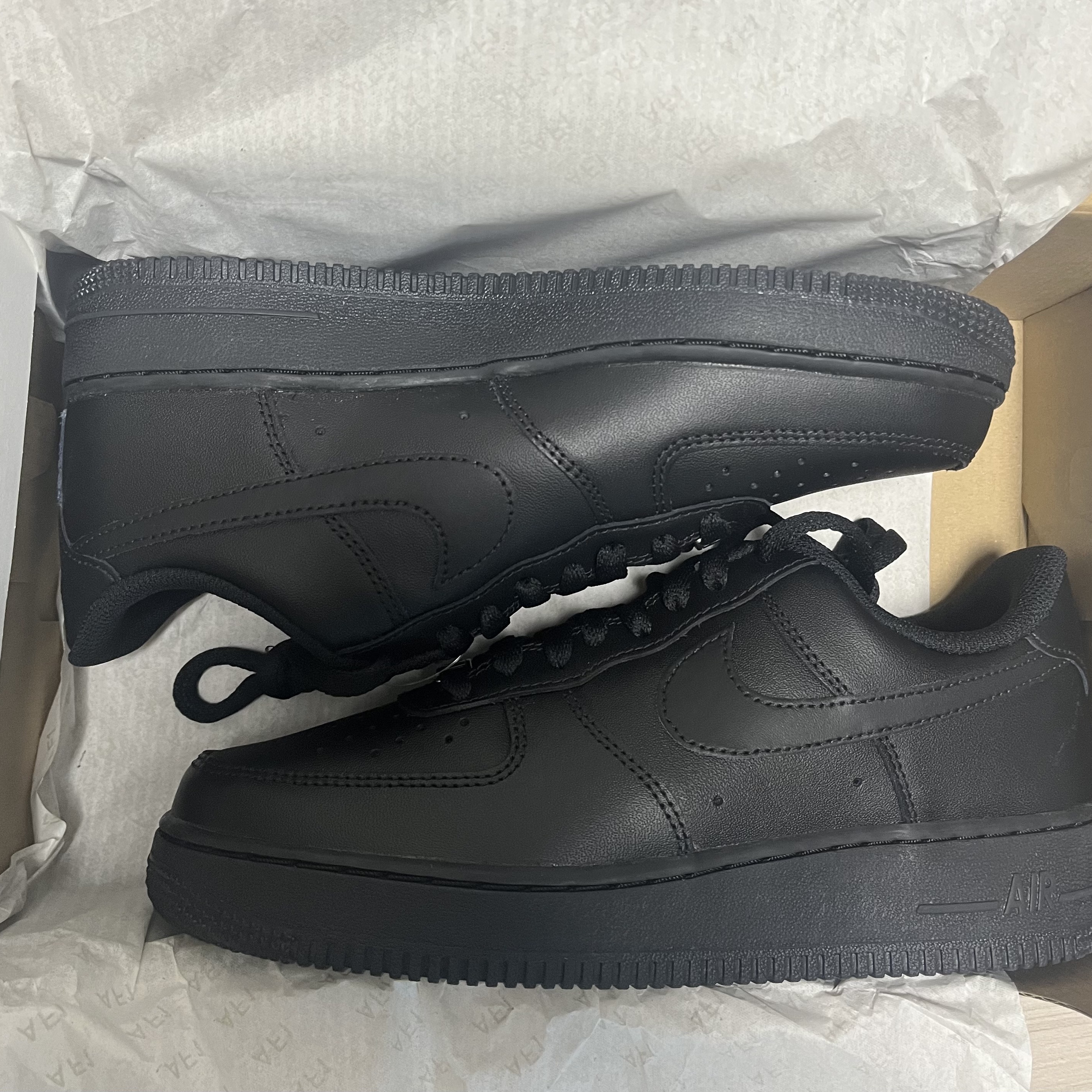 Nike Air Force 1 '07 Low Triple Black 착용 스타일