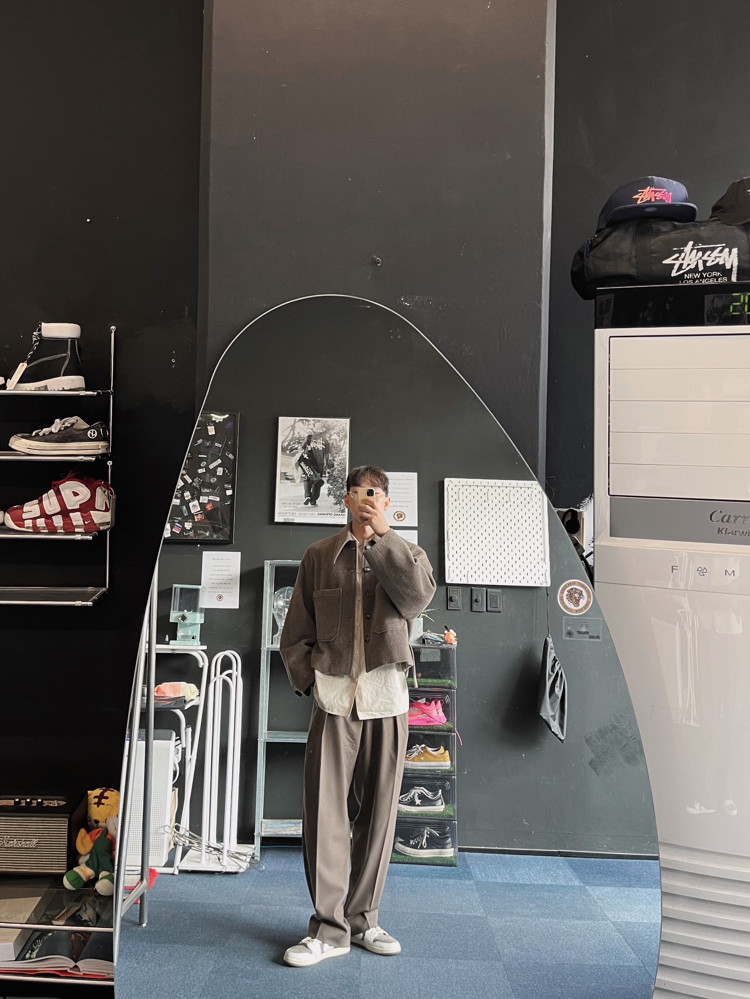 Jordan 1 x Travis Scott Retro Low OG SP Sail and Ridgerock 착용 스타일