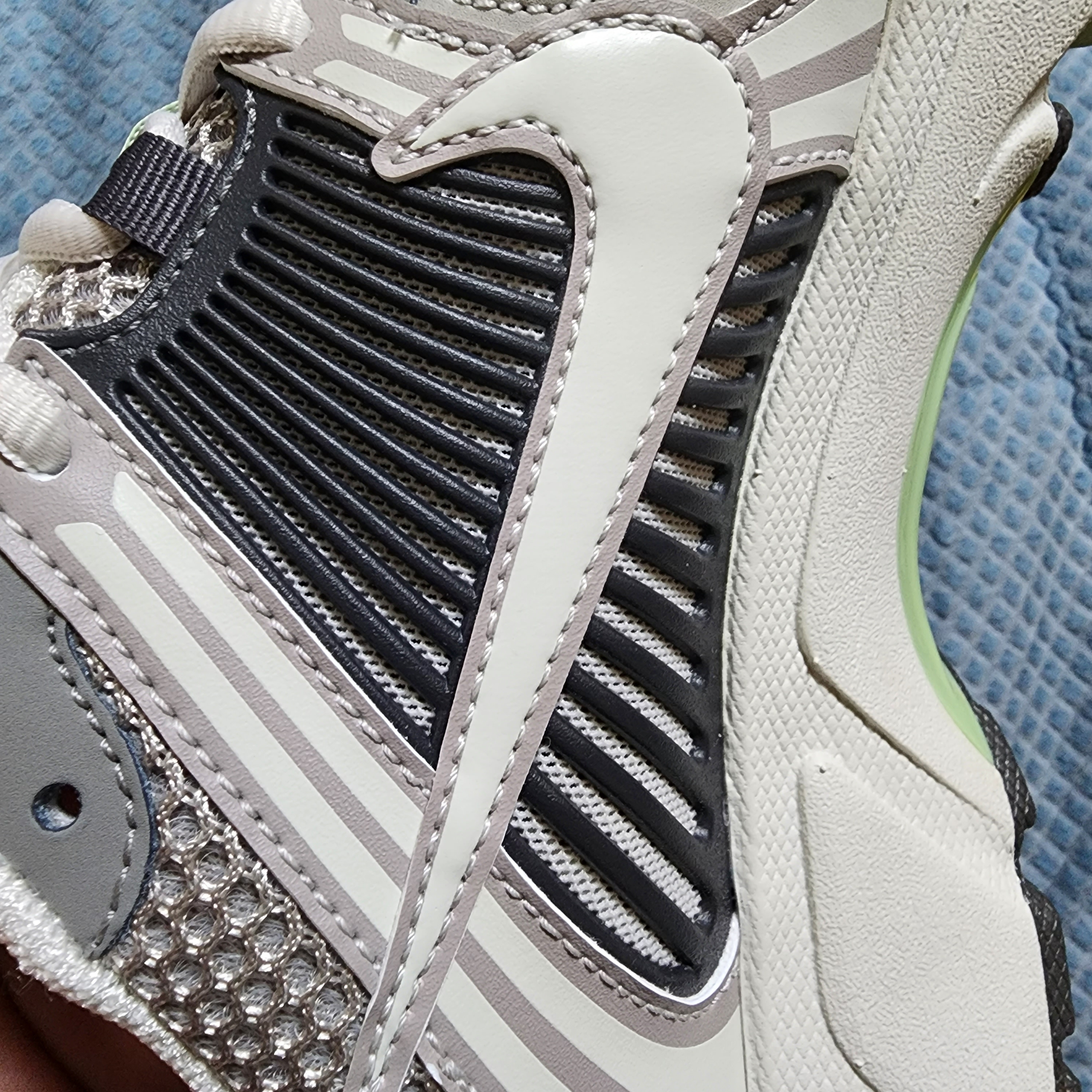 (W) Nike Zoom Vomero 5 Cobblestone and Flat Pewter 착용 스타일 - 2