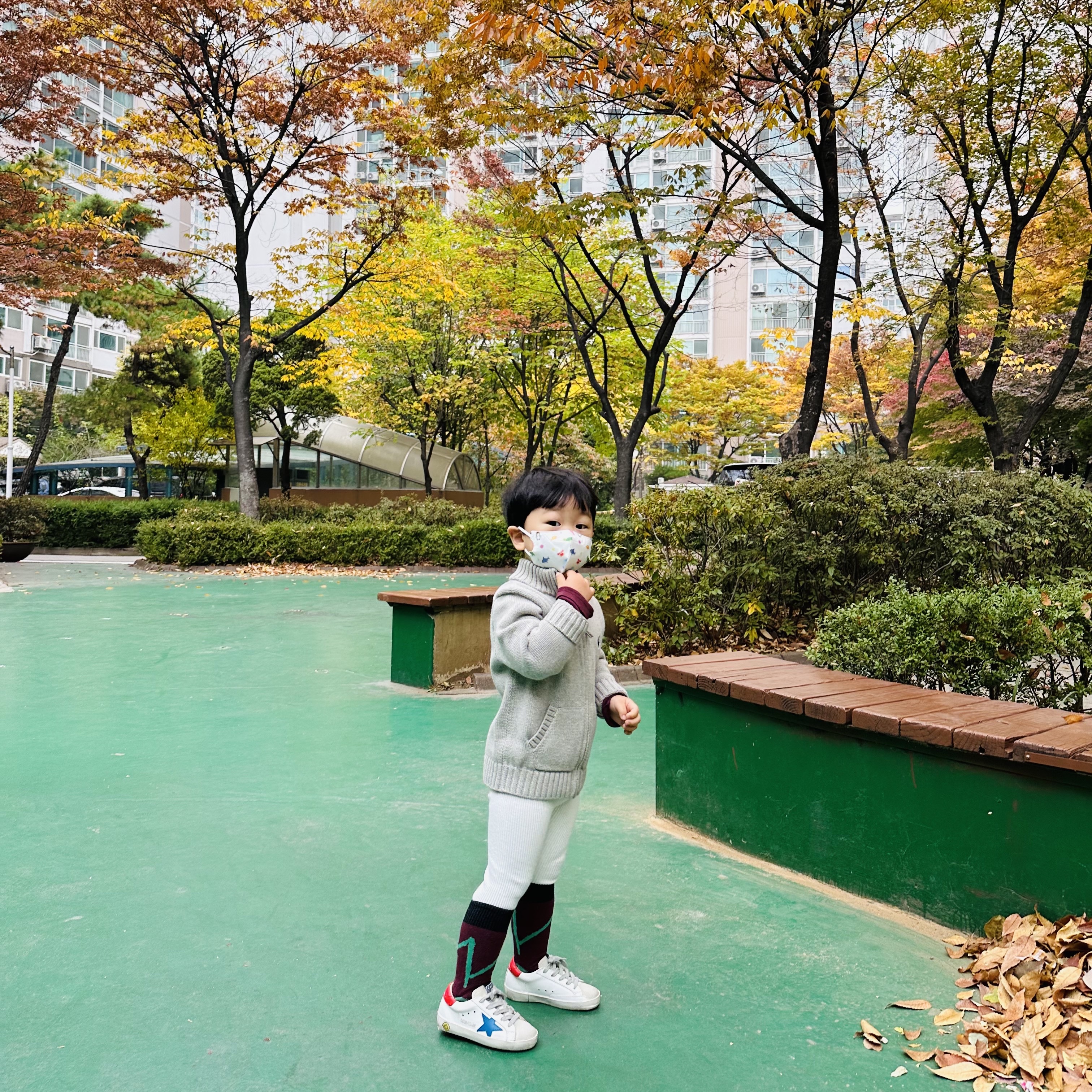 Golden Goose Superstar White Orange Heel Tab Sneakers 착용 스타일 - 1