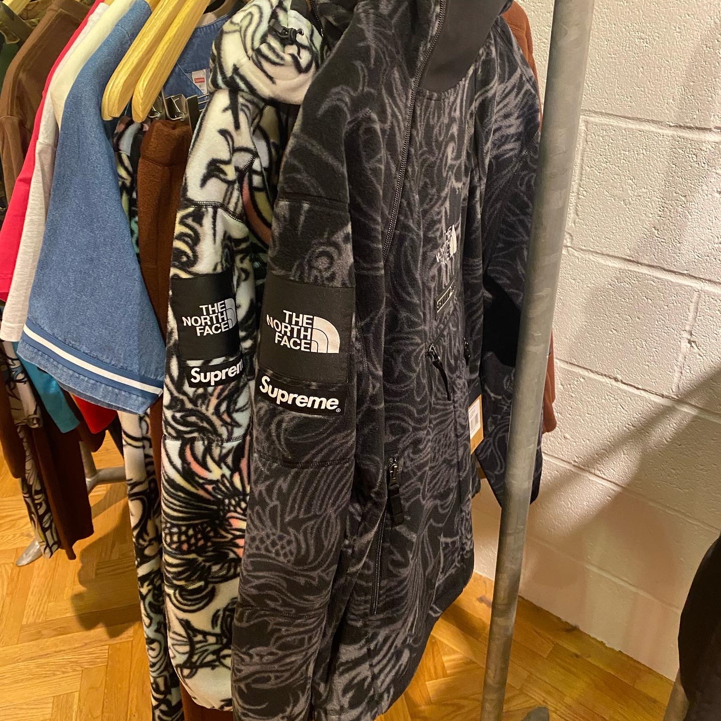 Supreme x The North Face 700-Fill Down Parka Multicolor Dragon - 22FW, Supreme x The North Face Steep Tech Fleece Pullover Multicolor Dragon - 22FW 착용 스타일 - 2