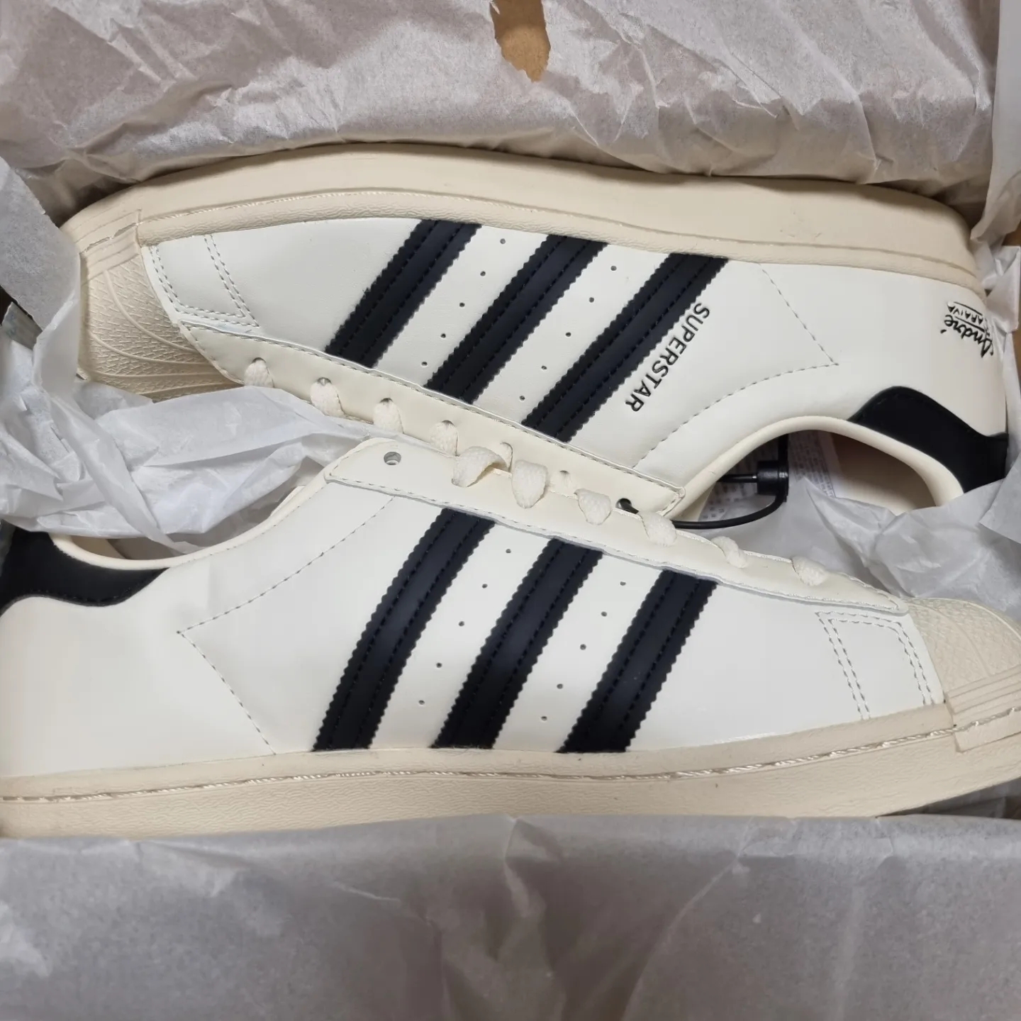 Adidas x Andre Saraiva Superstar Cream White Core Black 착용 스타일 - 2