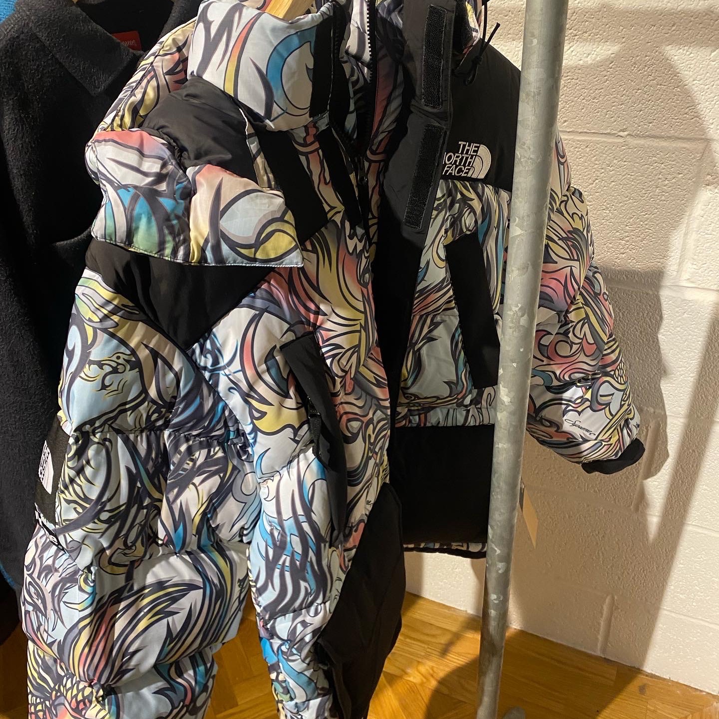 Supreme x The North Face 700-Fill Down Parka Multicolor Dragon - 22FW, Supreme x The North Face Steep Tech Fleece Pullover Multicolor Dragon - 22FW 착용 스타일 - 1