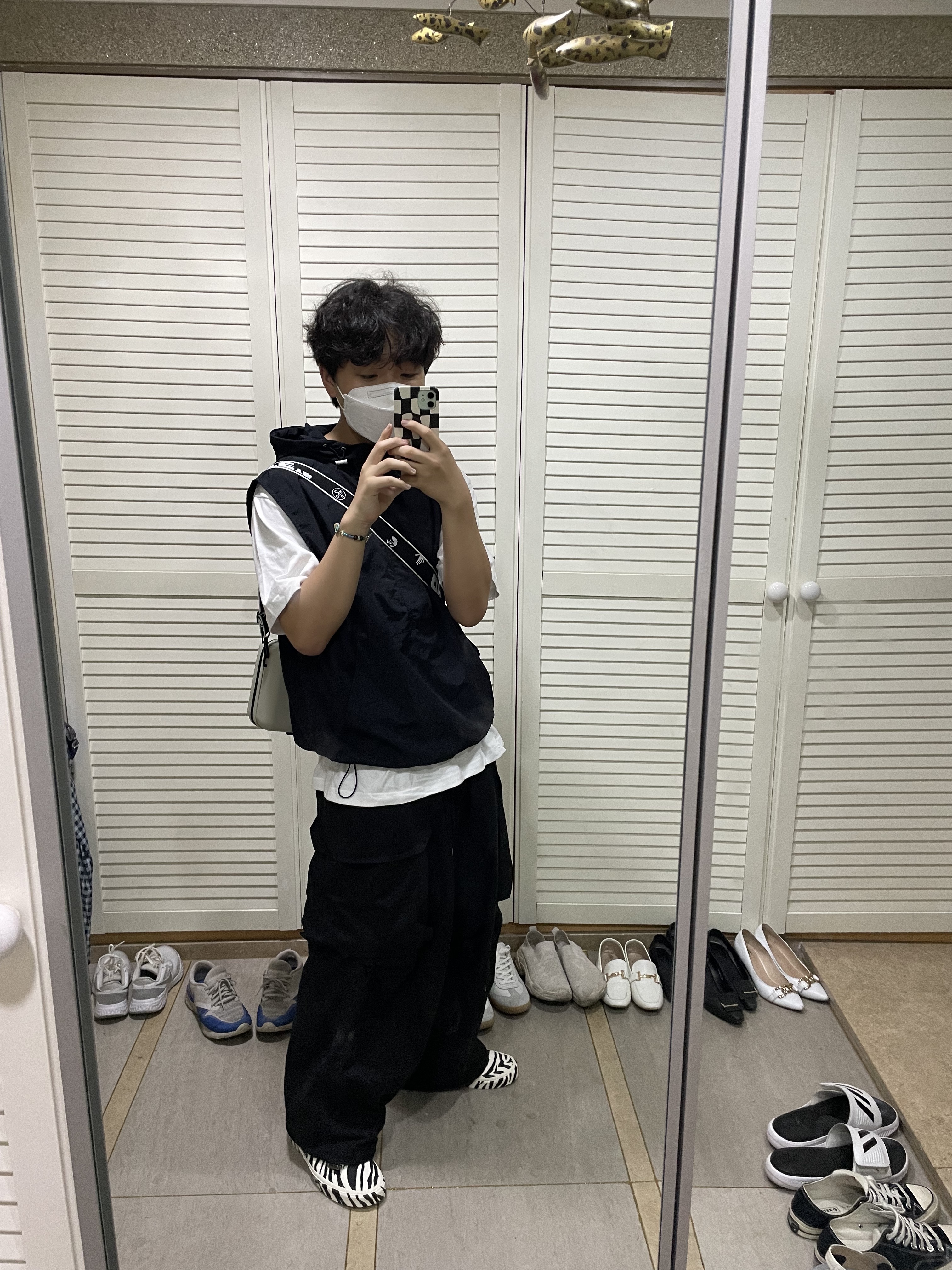 Off-White x Amore Pacific Protection Box (Without Cosmetics) 착용 스타일 - 2