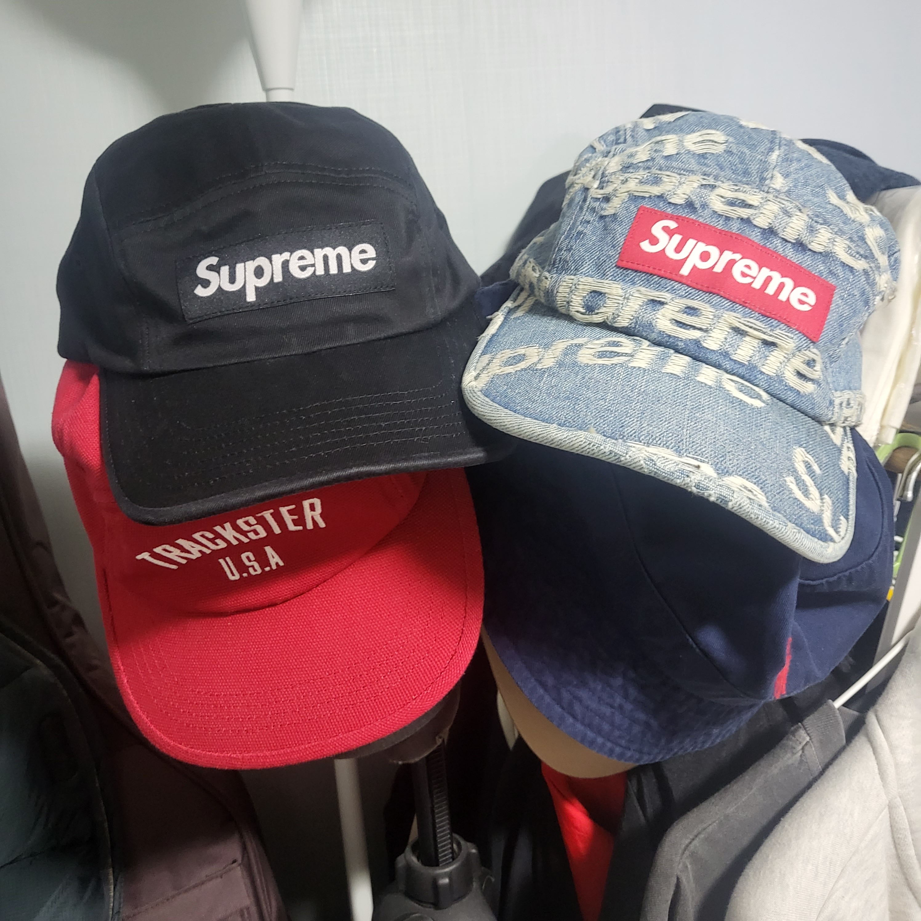 Supreme Washed Chino Twill Camp Cap Black, Supreme Frayed Logos Denim Camp Cap Blue - 21SS 착용 스타일 - 2