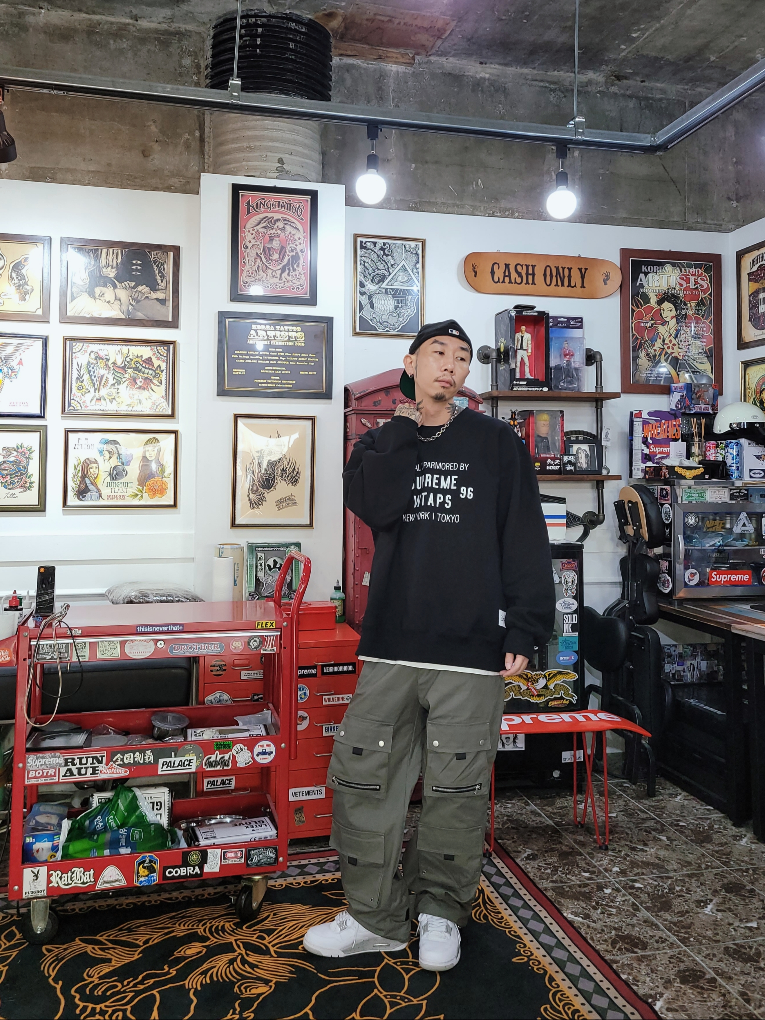Supreme x WTAPS Crewneck Black - 21FW, Jordan 4 Retro Tech White 착용 스타일 - 4