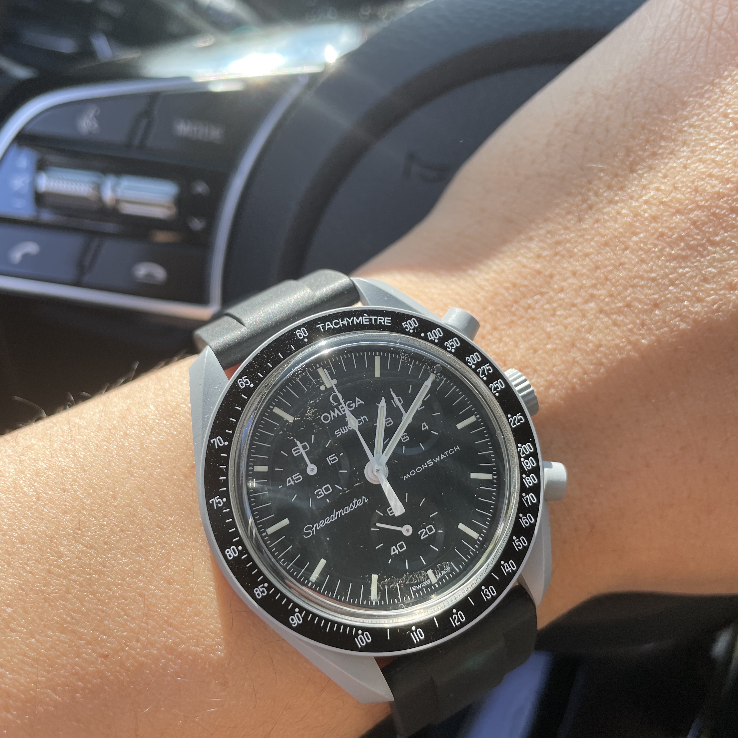 Swatch x Omega Bioceramic MoonSwatch Mission To The Moon 착용 스타일