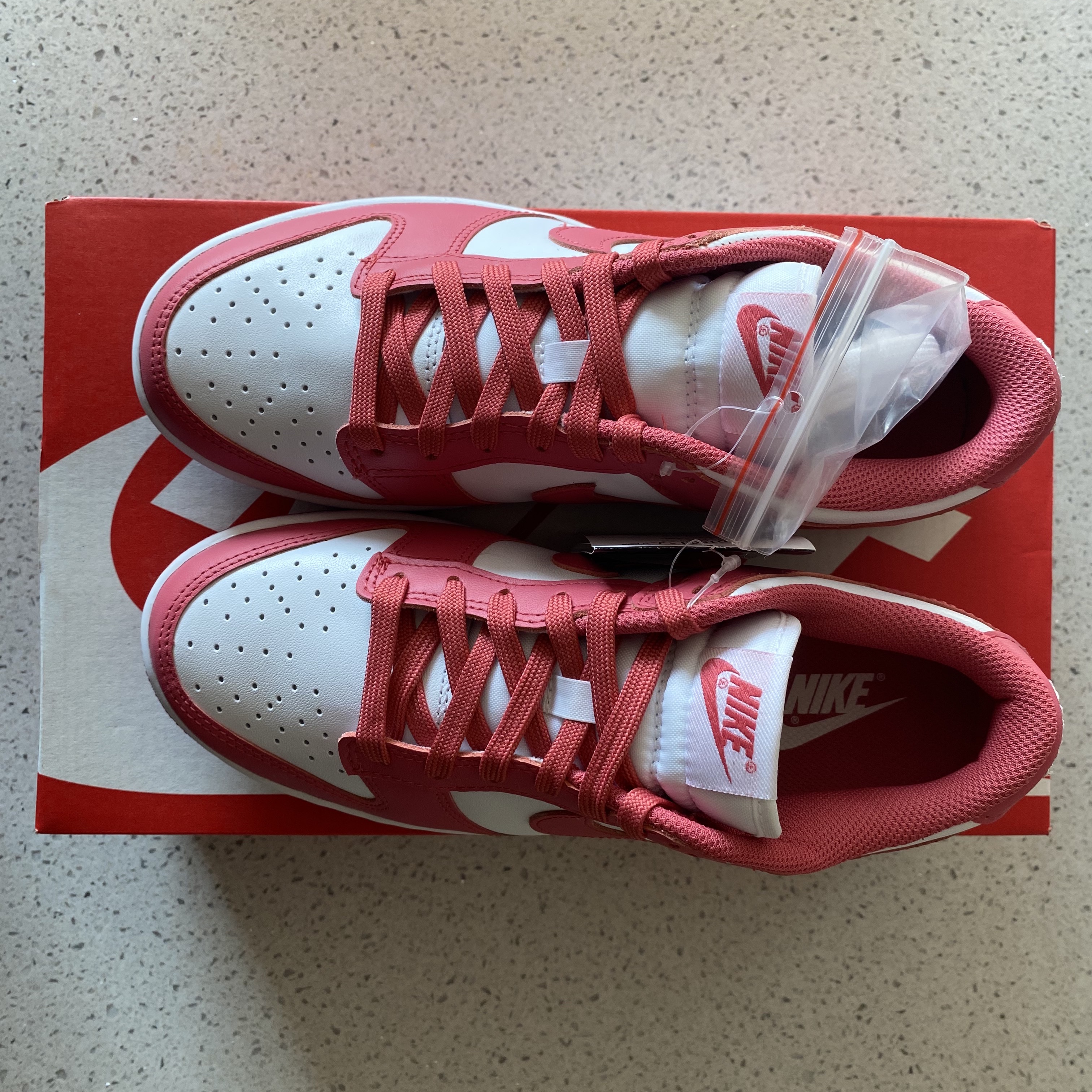 (W) Nike Dunk Low Archeo Pink 착용 스타일 - 1