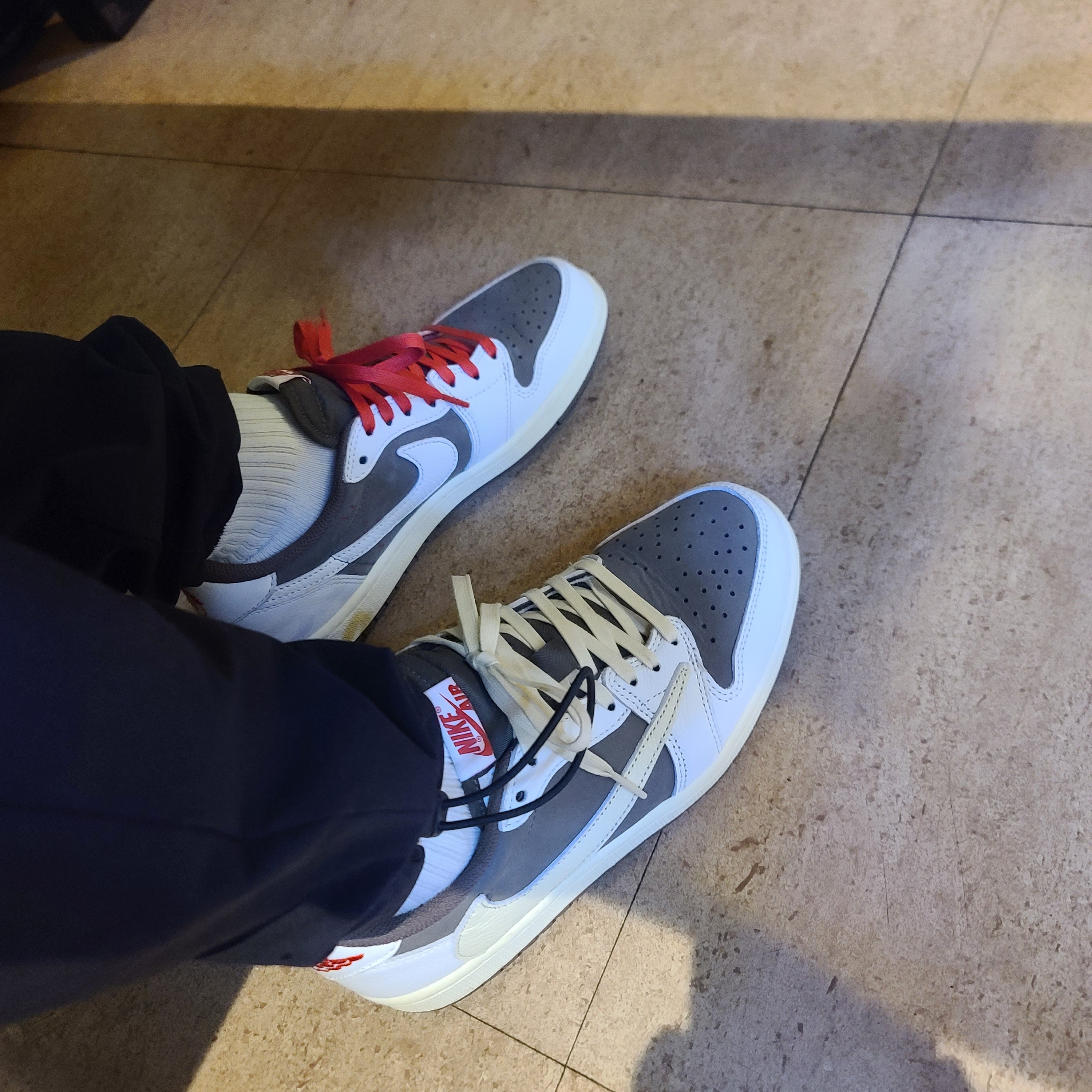 Jordan 1 x Travis Scott Retro Low OG SP Sail and Ridgerock 착용 스타일 - 1