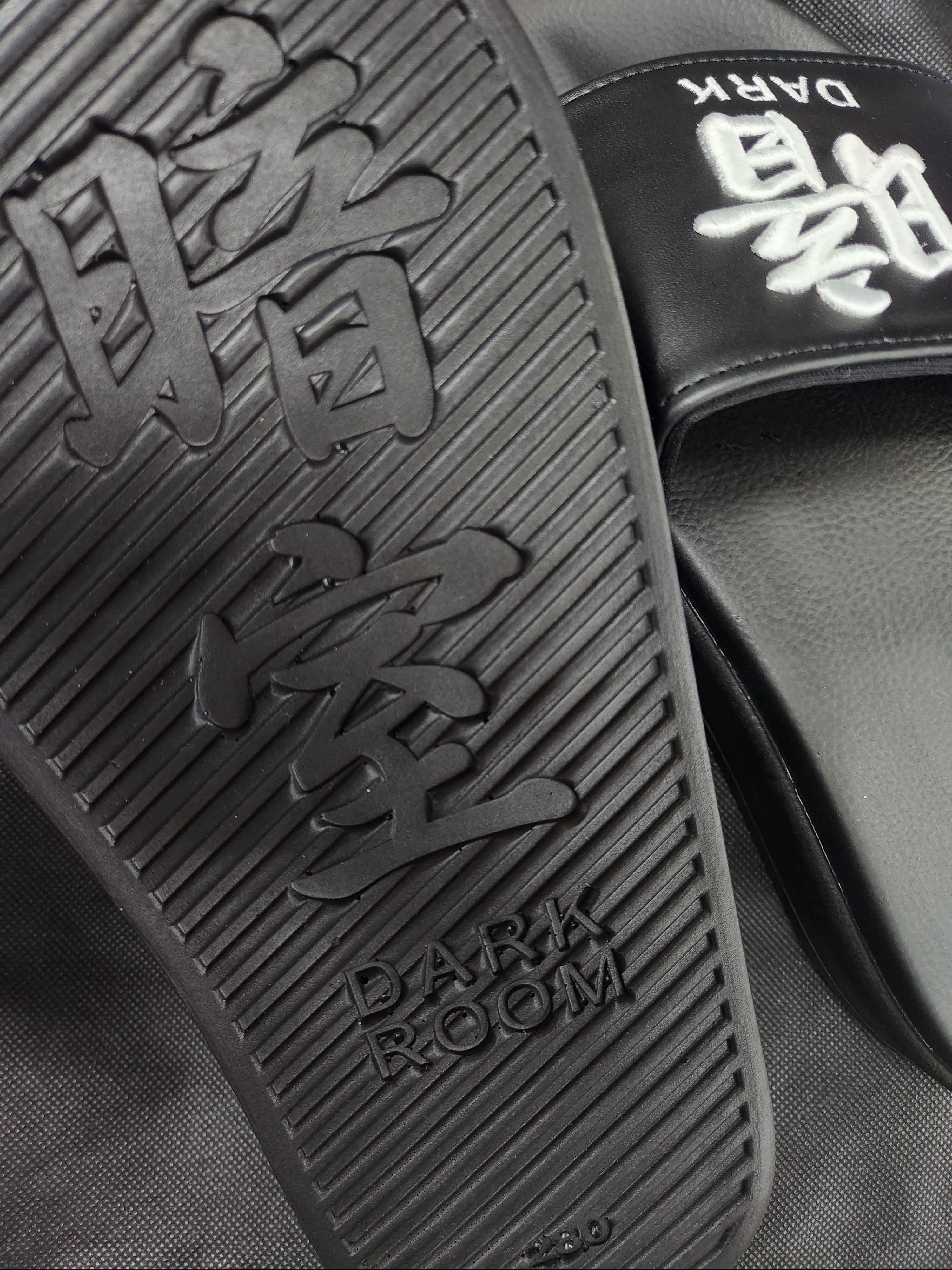 Darkr8m Studio Slides Black 착용 스타일
