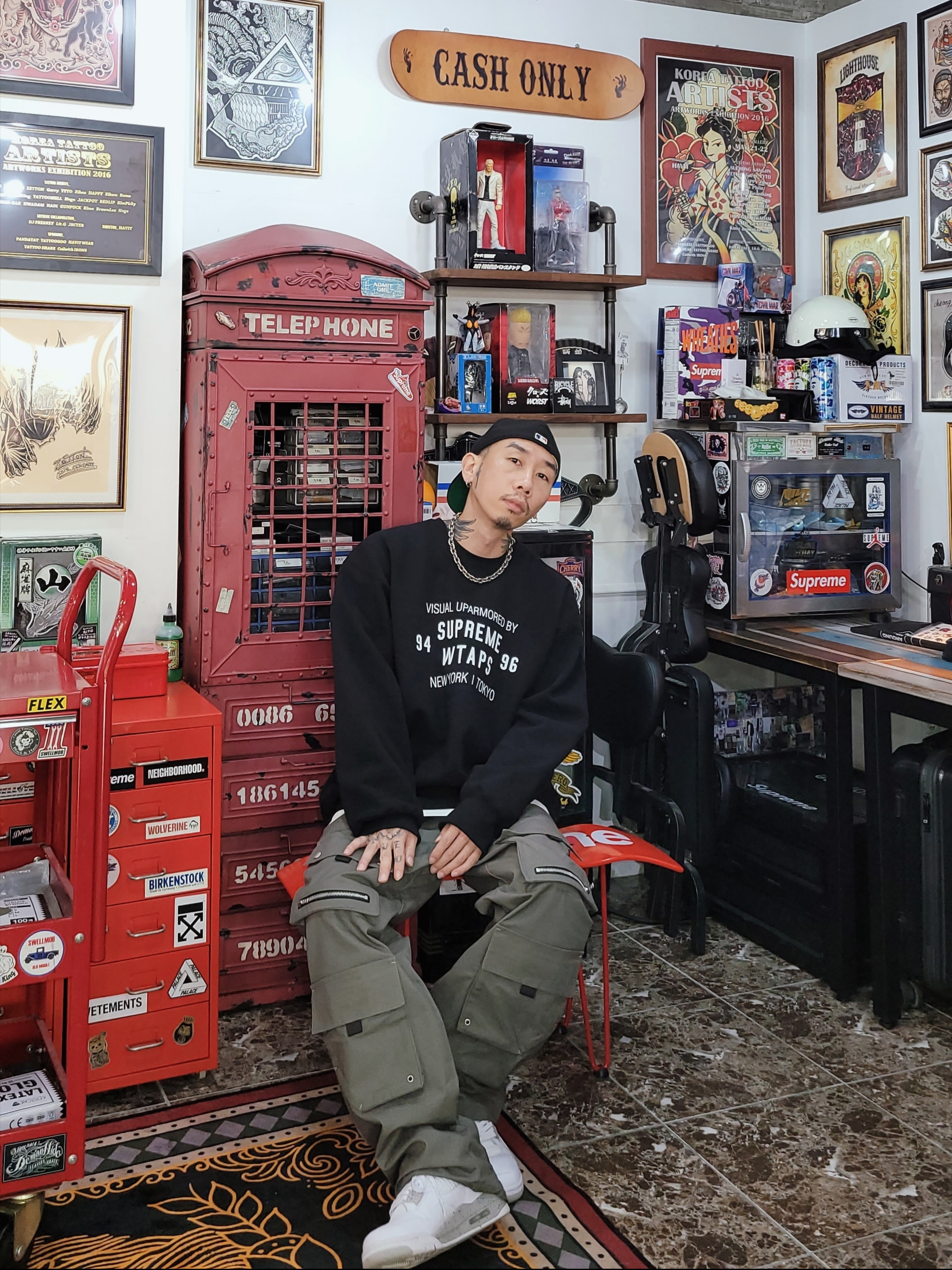 Supreme x WTAPS Crewneck Black - 21FW, Jordan 4 Retro Tech White 착용 스타일 - 1