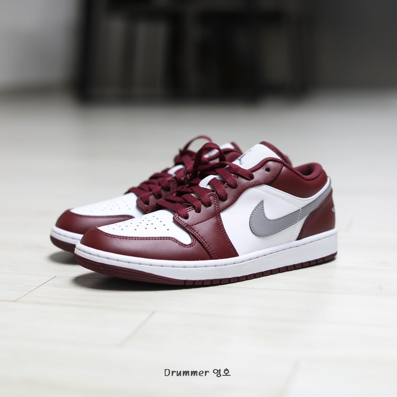 Jordan 1 Low Cherrywood Red 착용 스타일 - 1