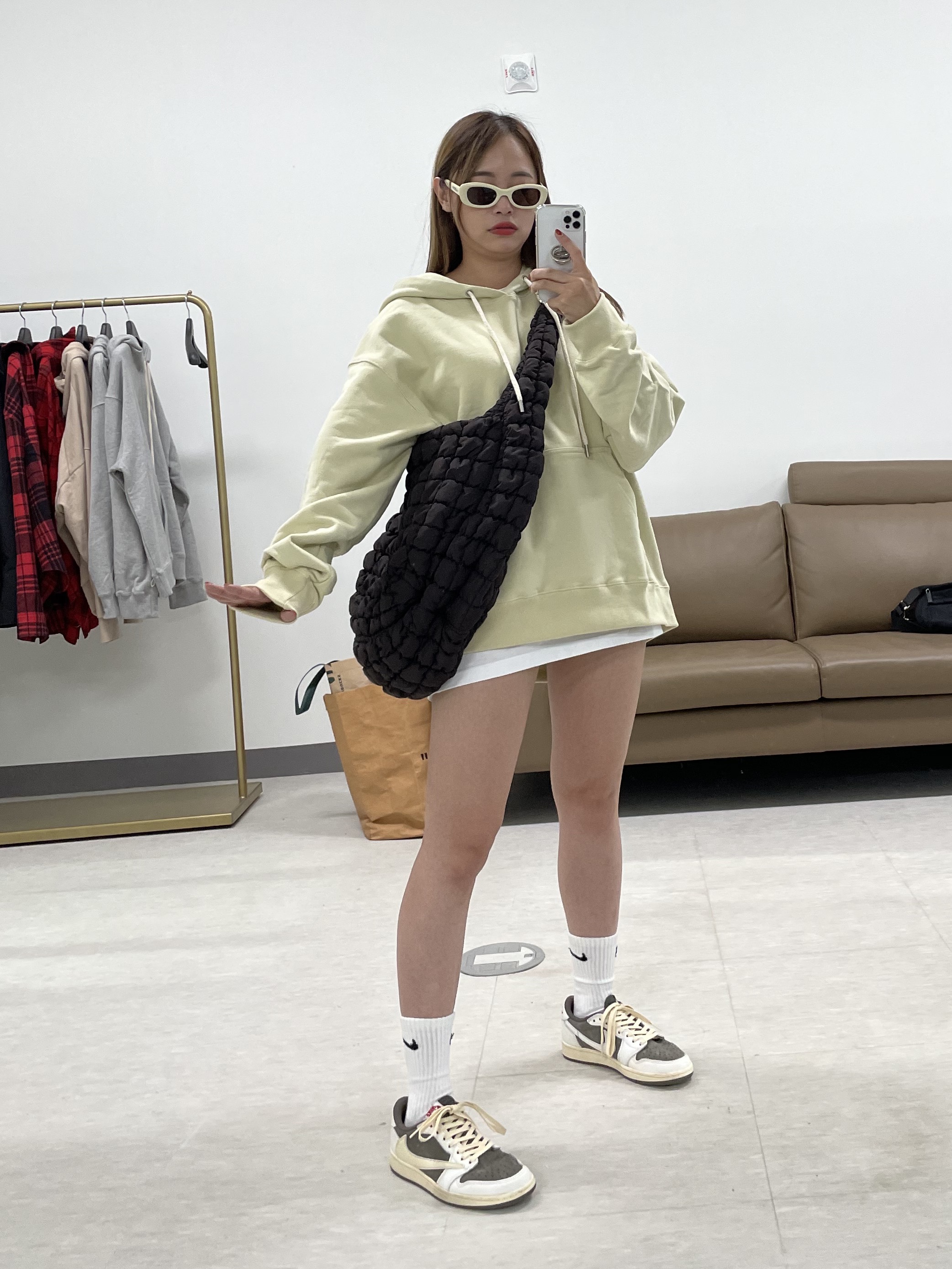 COS Quilted Oversized Shoulder Bag Brown, Jordan 1 x Travis Scott Retro Low OG SP Sail and Ridgerock 착용 스타일 - 3