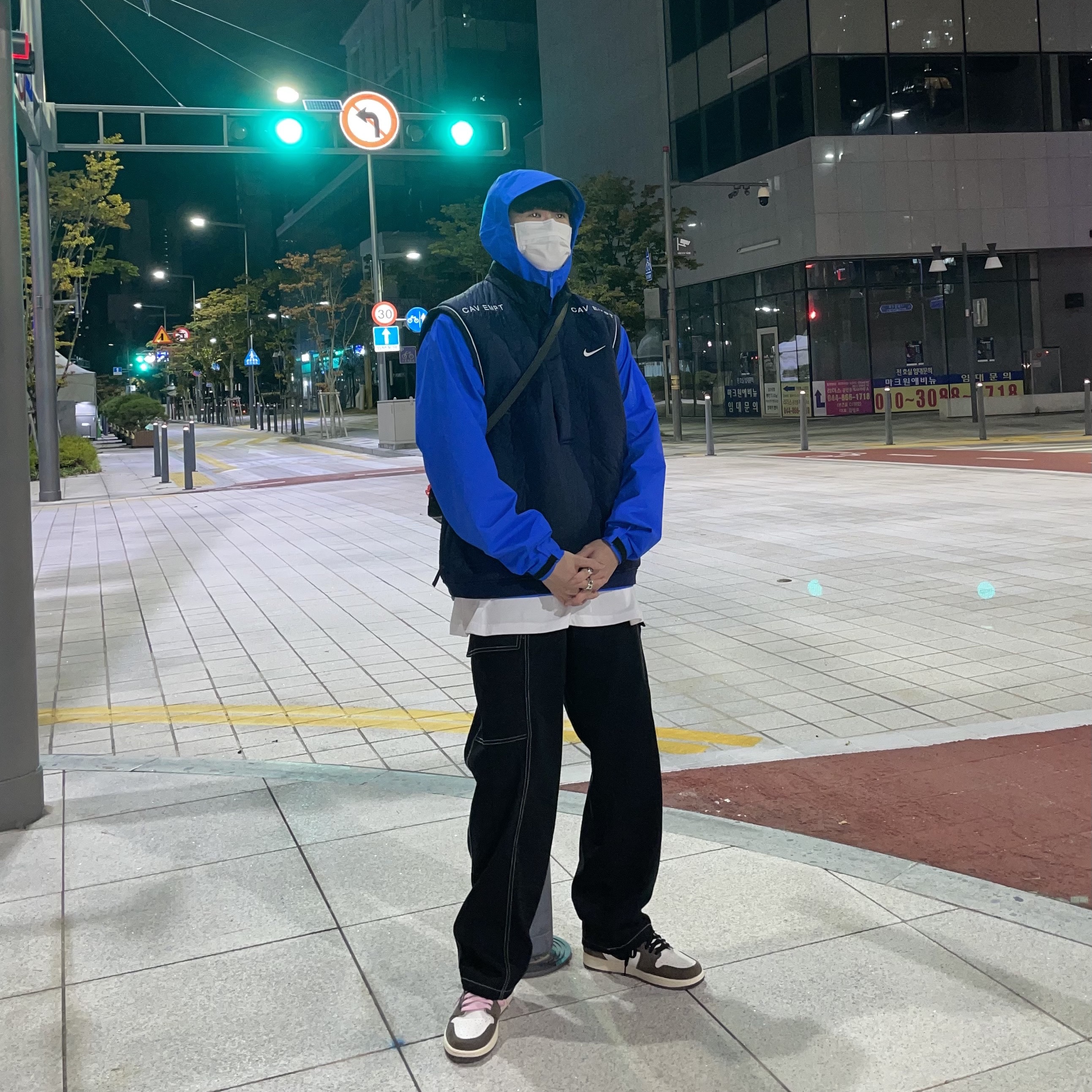 Arc'teryx Beta Jacket Fluidity, Nike x Cav Empt Vest Navy 착용 스타일 - 1
