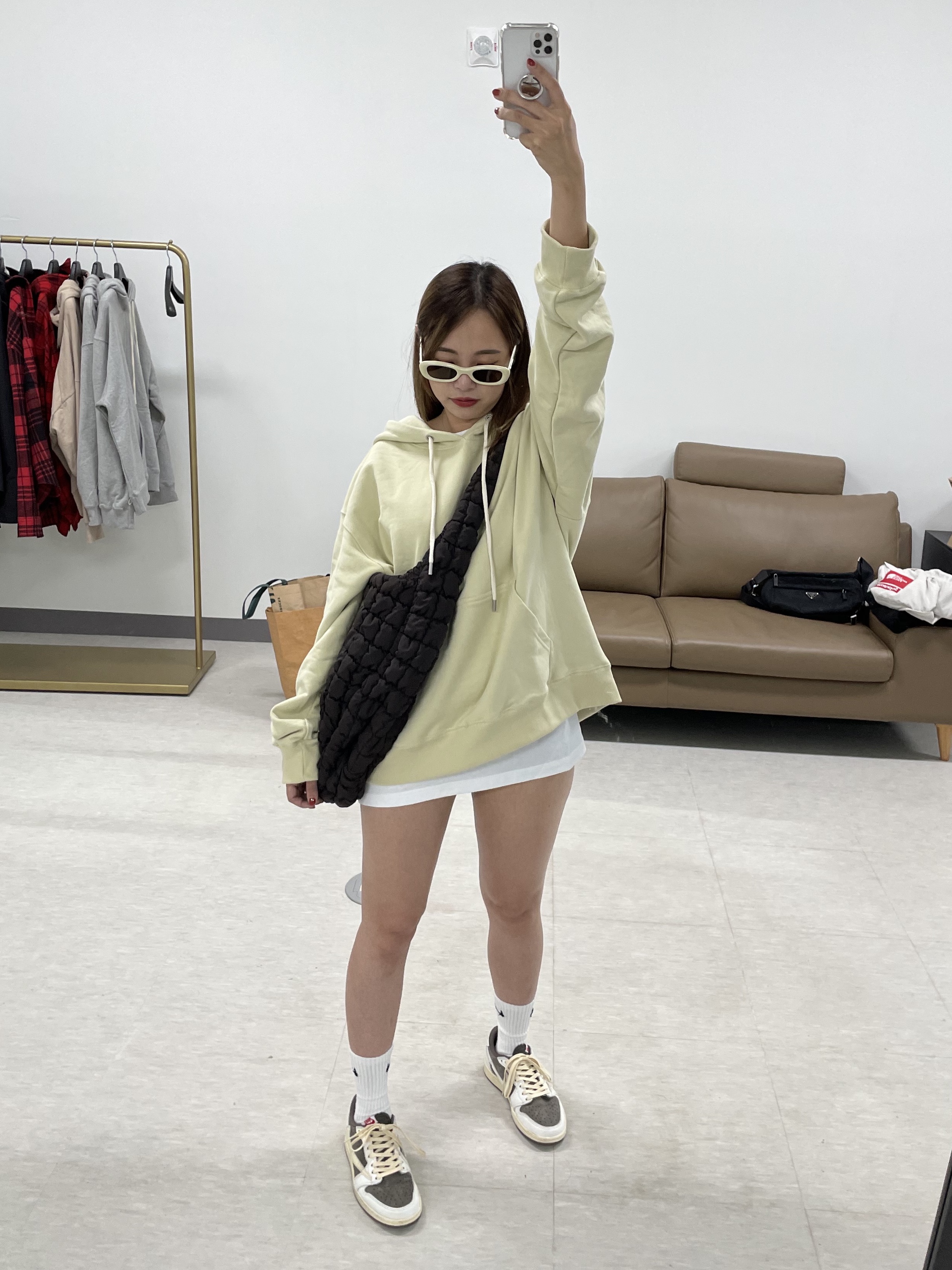 COS Quilted Oversized Shoulder Bag Brown, Jordan 1 x Travis Scott Retro Low OG SP Sail and Ridgerock 착용 스타일 - 2
