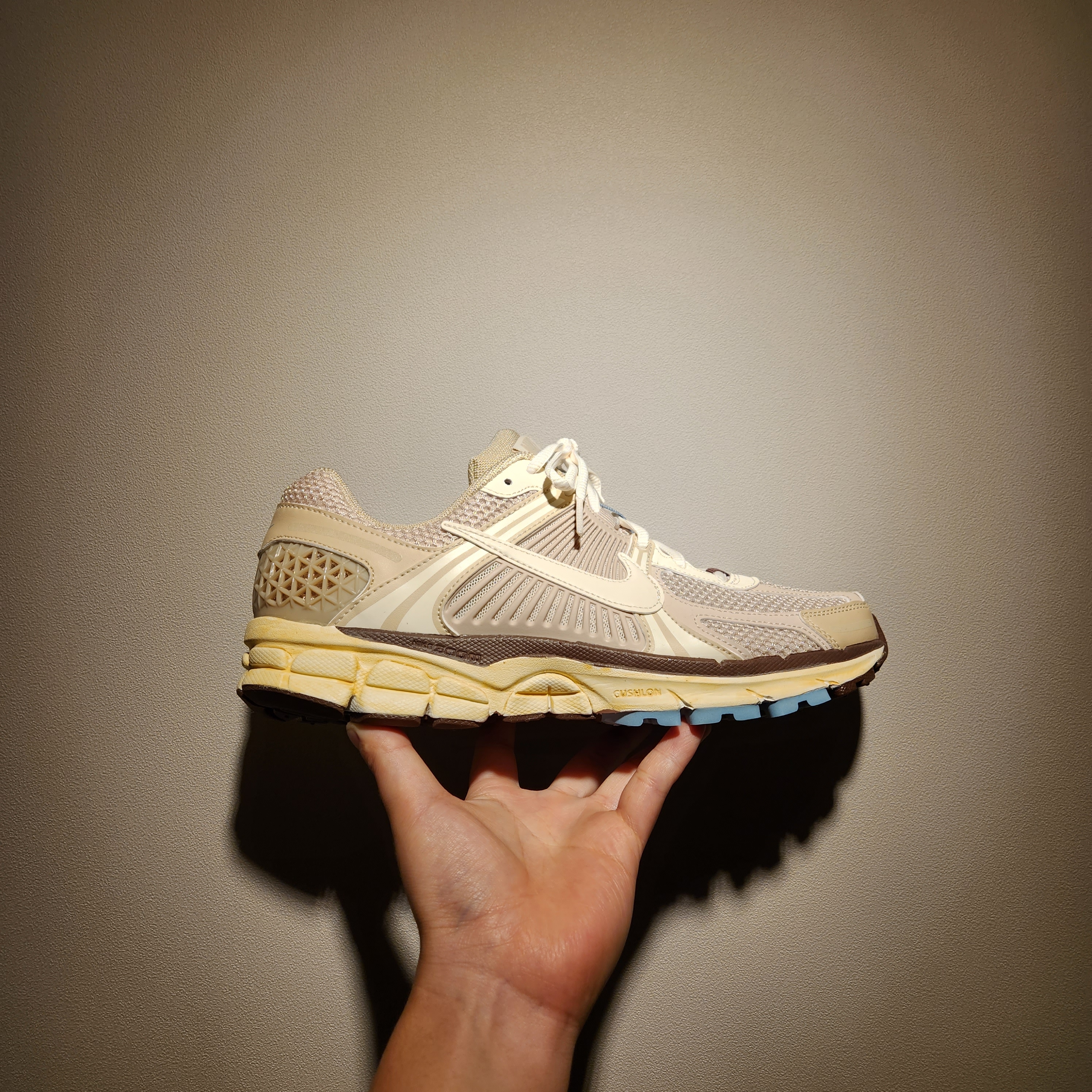 (W) Nike Zoom Vomero 5 Oatmeal 착용 스타일