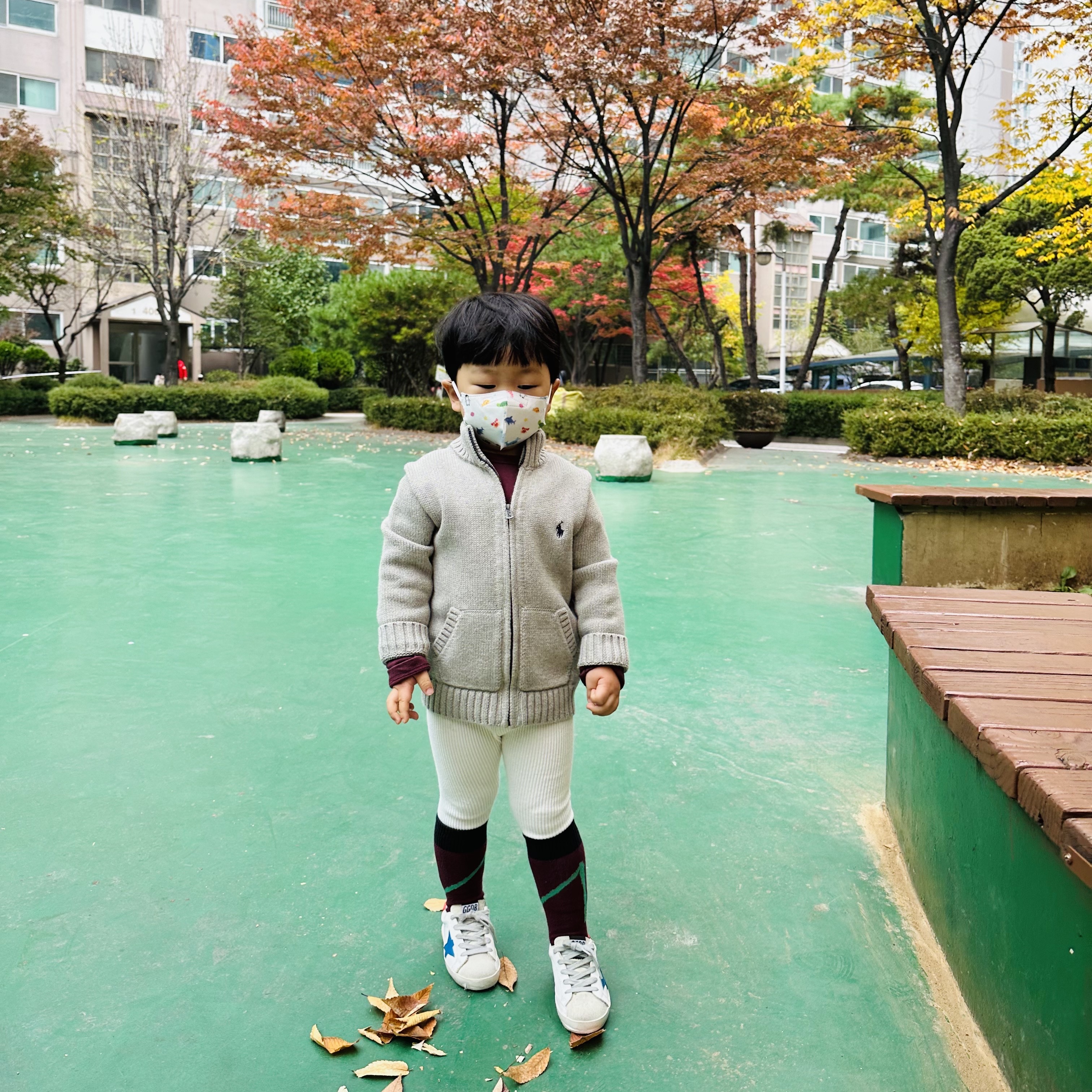 Golden Goose Superstar White Orange Heel Tab Sneakers 착용 스타일 - 2