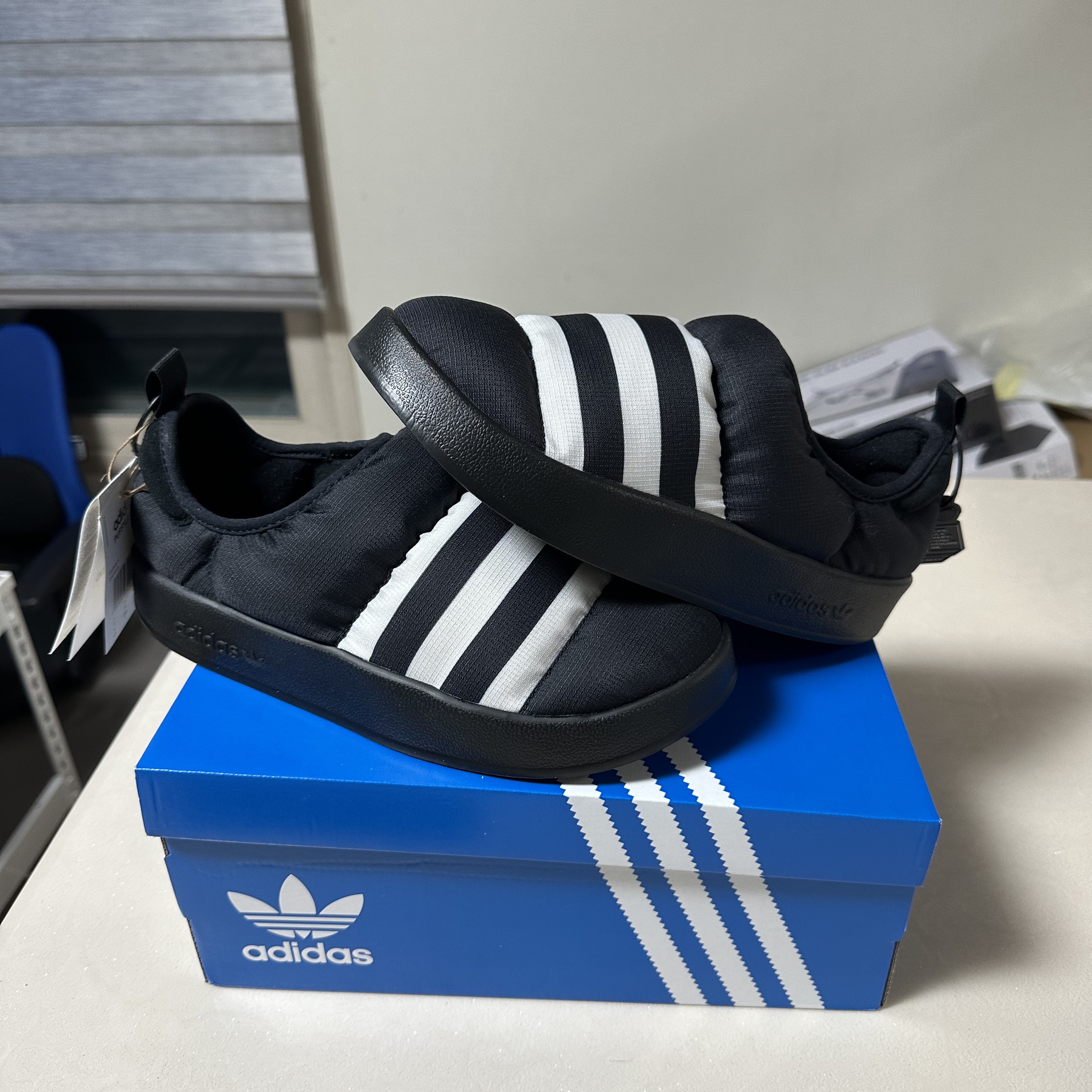 Adidas Puffylette Core Black 착용 스타일 - 1
