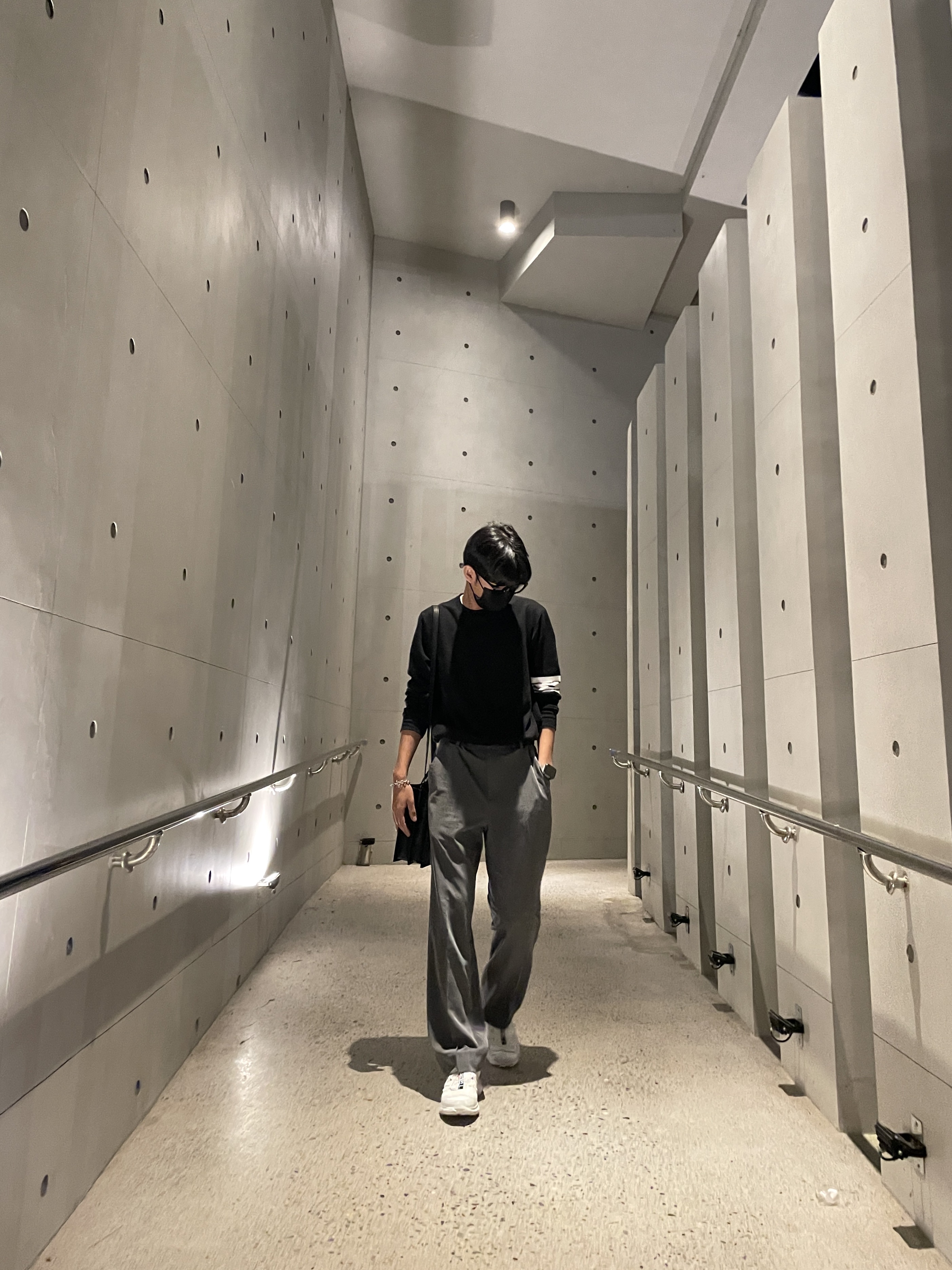 Thom Browne Engineered 4-Bar Sweatshirt Navy, Salomon XT-6 ADV White 착용 스타일