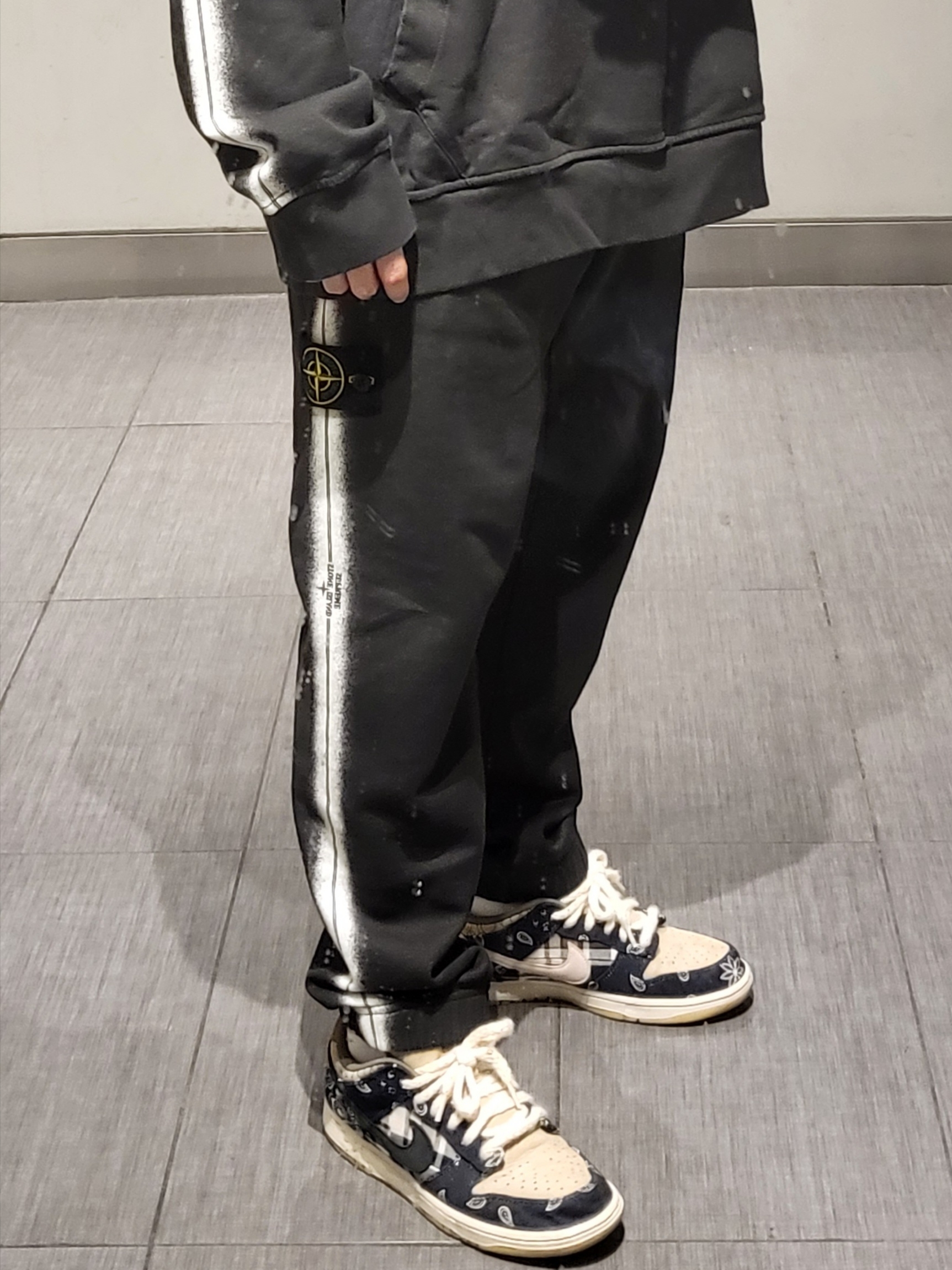 Supreme x Stone Island Stripe Hooded Sweatshirt Black - 22SS, Supreme x Stone Island Stripe Sweatpants Black - 22SS 착용 스타일 - 2
