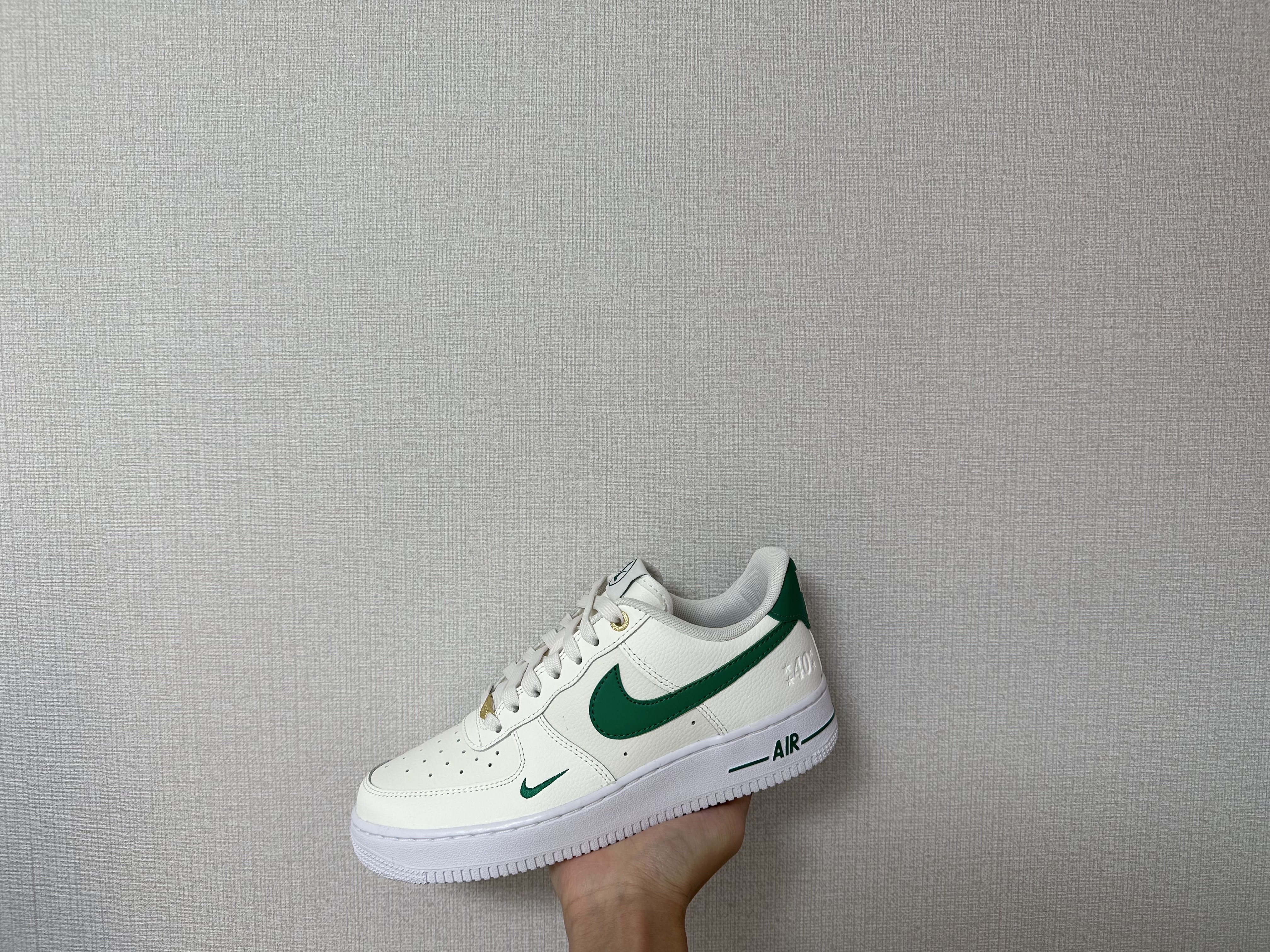 (W) Nike Air Force 1 Low Gorge Green, Nike Air Force 1 '07 LV8 40th Anniversary Join Forces Sail Malachite 착용 스타일 - 3