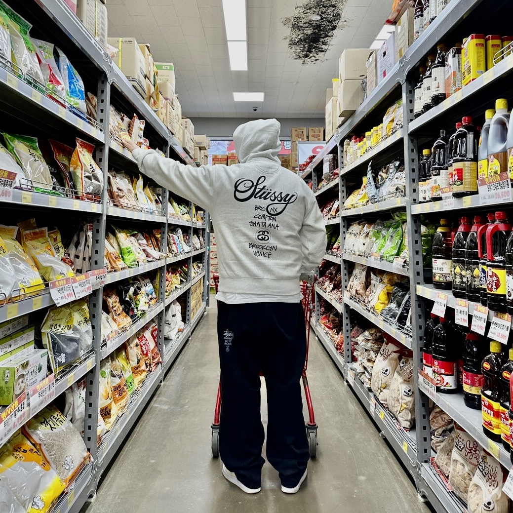 Stussy World Tour Zip Hoodie Ash Heather 2022, Stussy Washed Canvas Big OL' Jean Black 착용 스타일 - 1