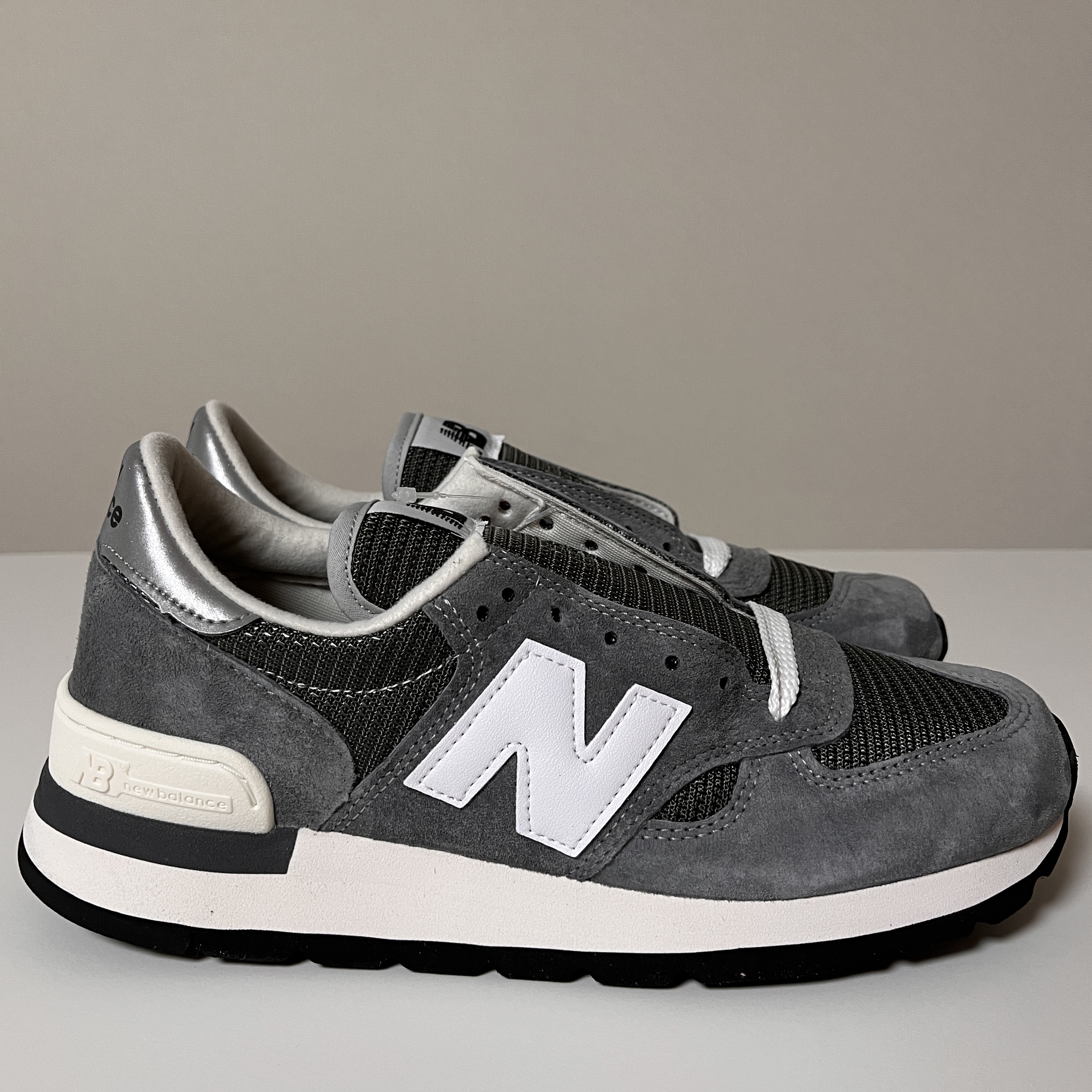 New Balance 990v1 Made in USA Grey White 착용 스타일 - 1