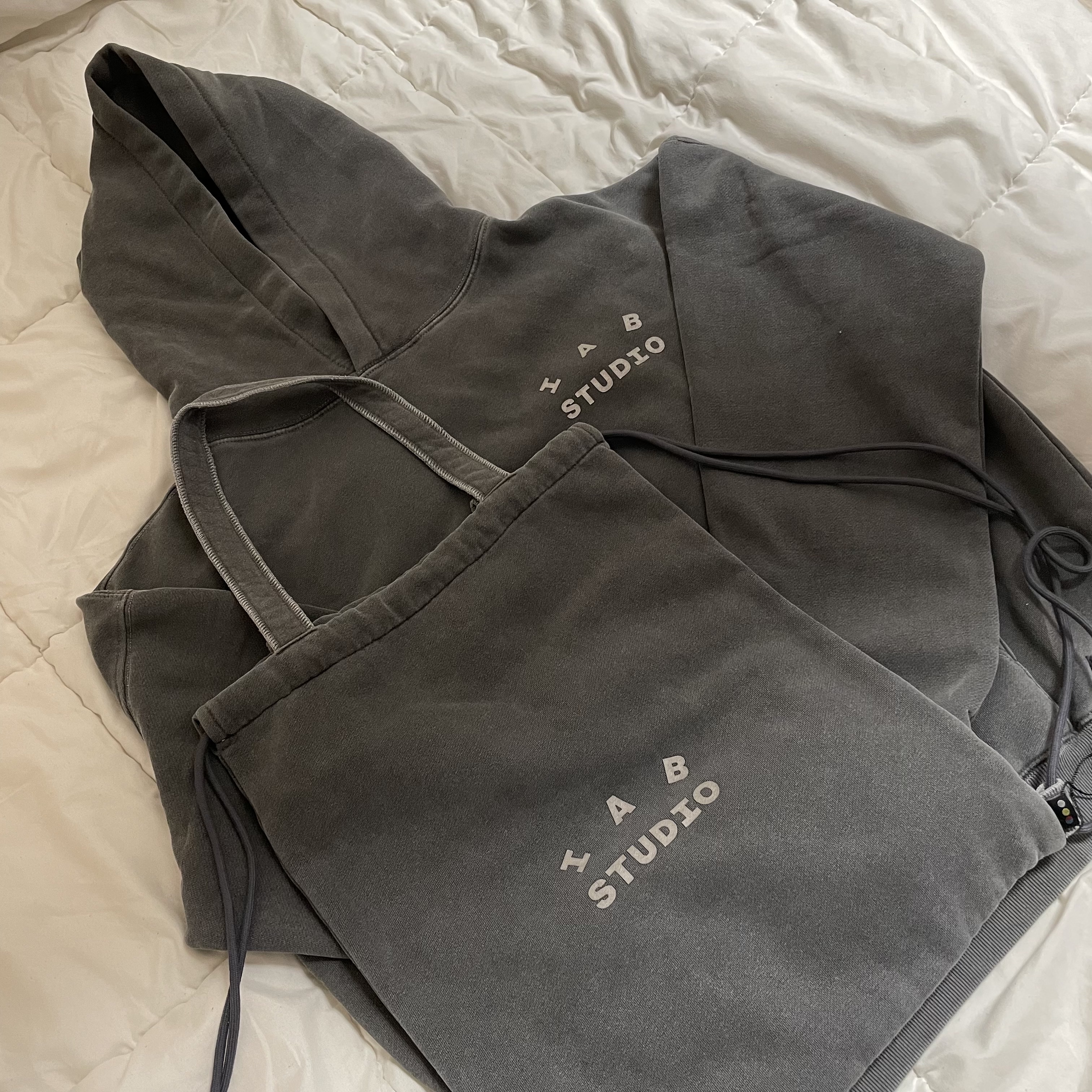 IAB Studio Pigment Hoodie & Sack Black 착용 스타일 - 2