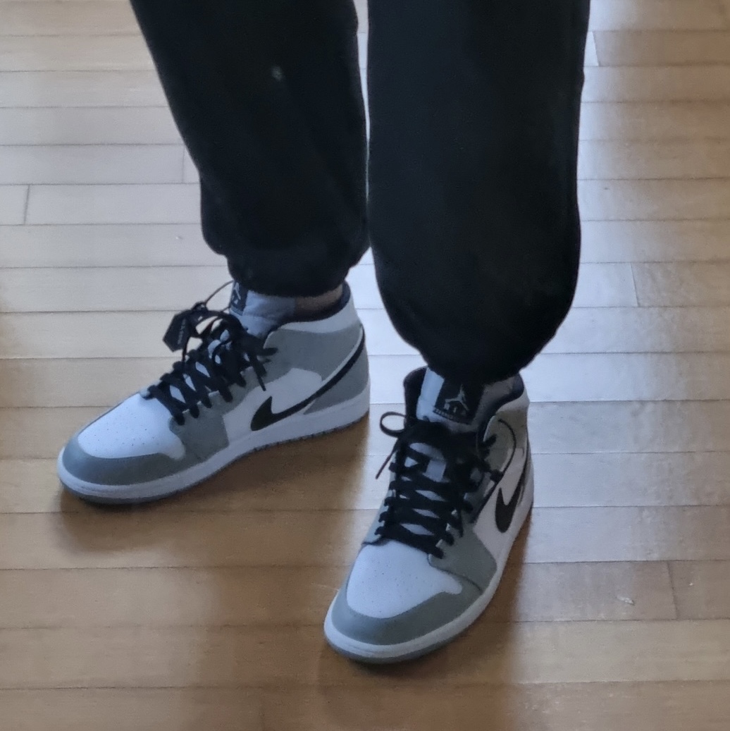 Jordan 1 Mid Light Smoke Grey 착용 스타일