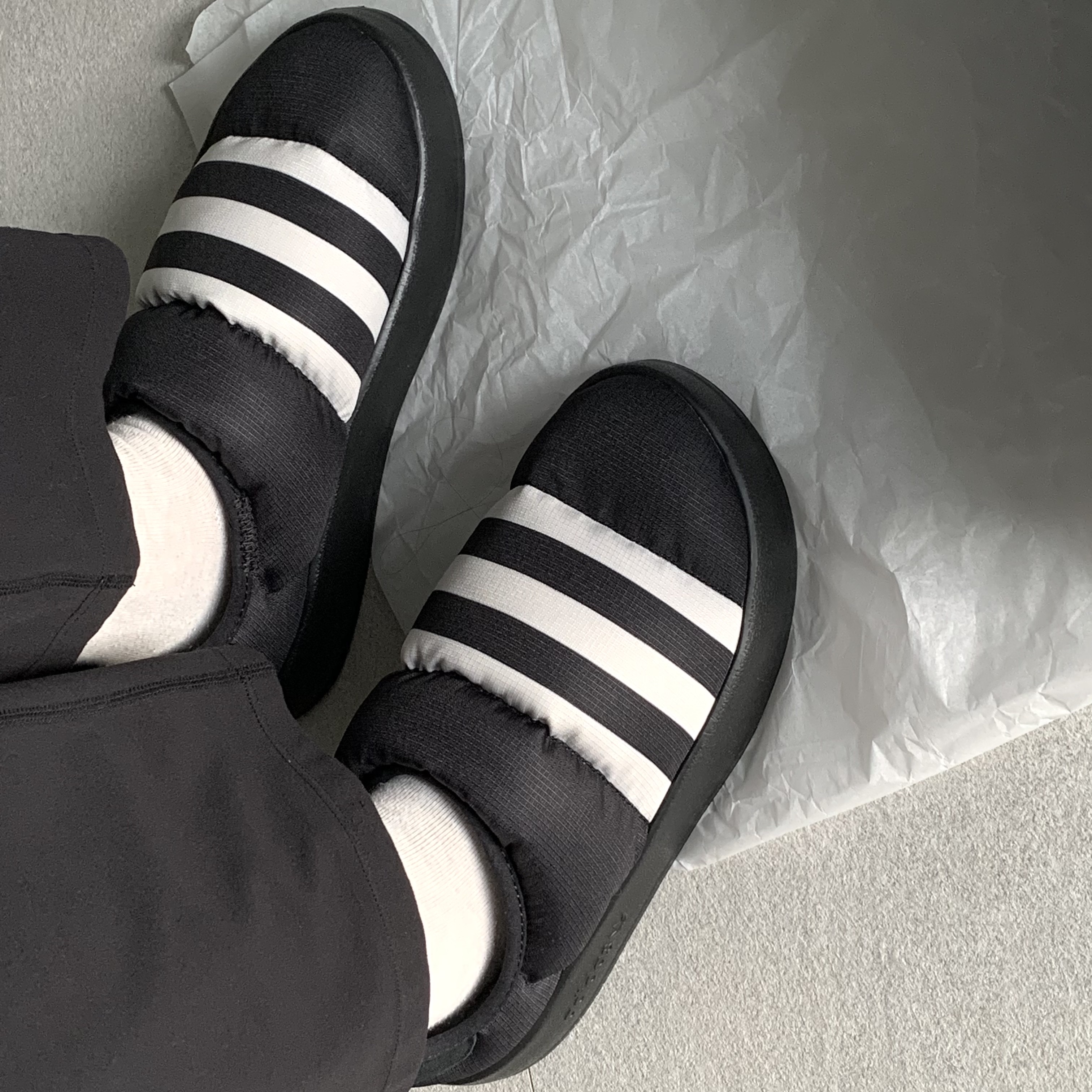 Adidas Puffylette Core Black 착용 스타일 - 2
