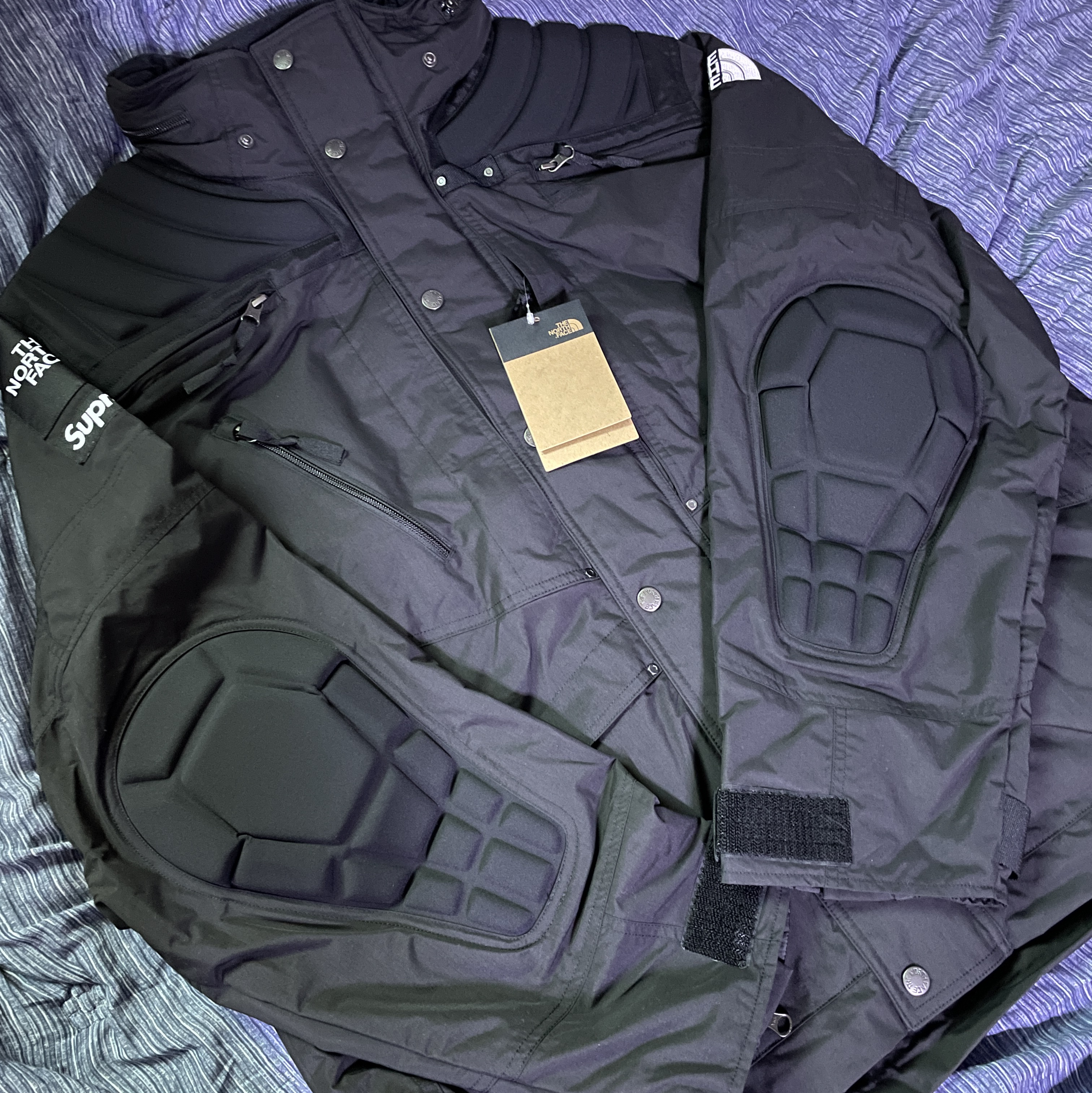 Supreme x The North Face Steep Tech Apogee Jacket Black - 22FW, Supreme x Jules Pansu Pillows Red (Set of 3) 착용 스타일 - 2