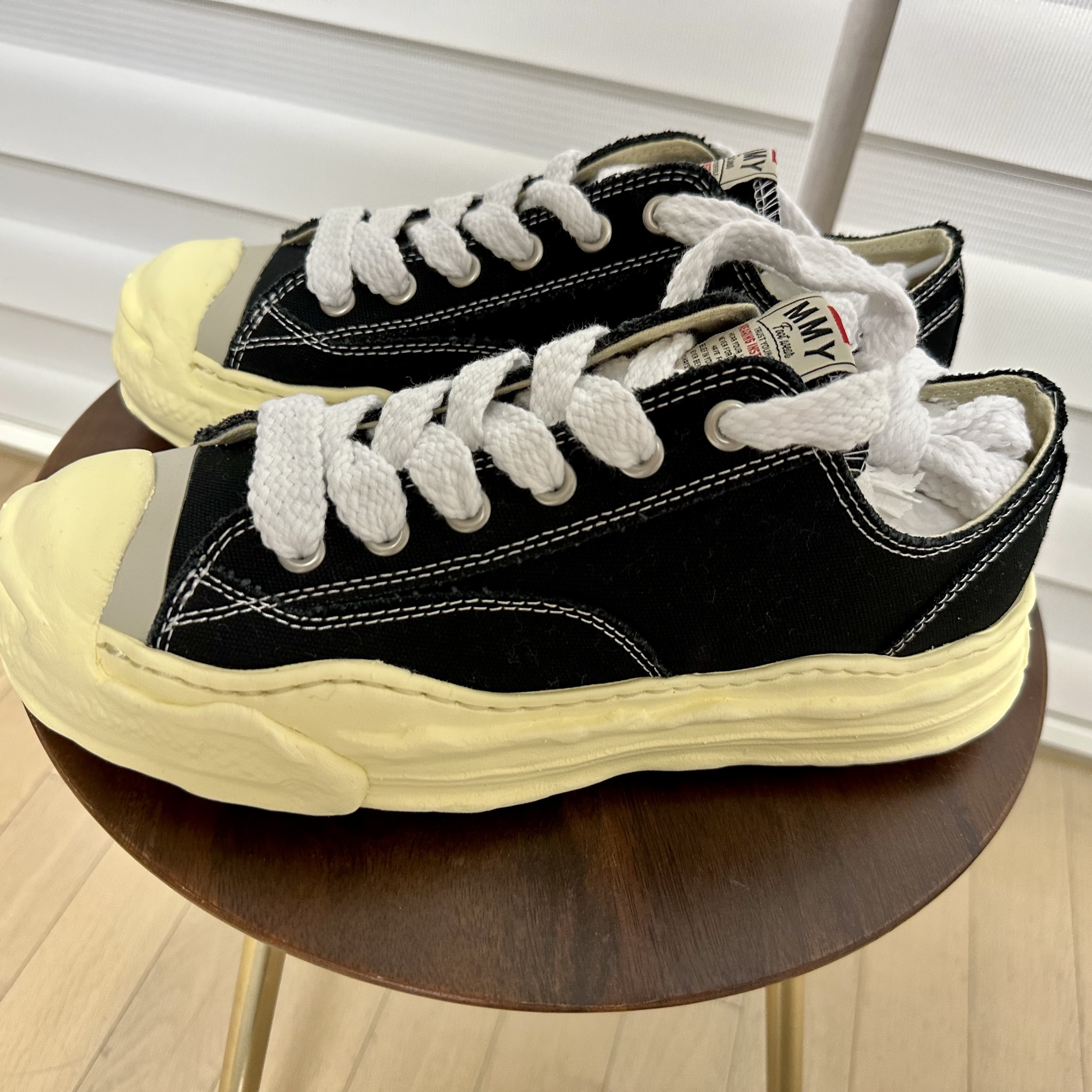 Maison Mihara Yasuhiro Hank VL OG Sole Canvas Low-top Sneakers Black 착용 스타일 - 2