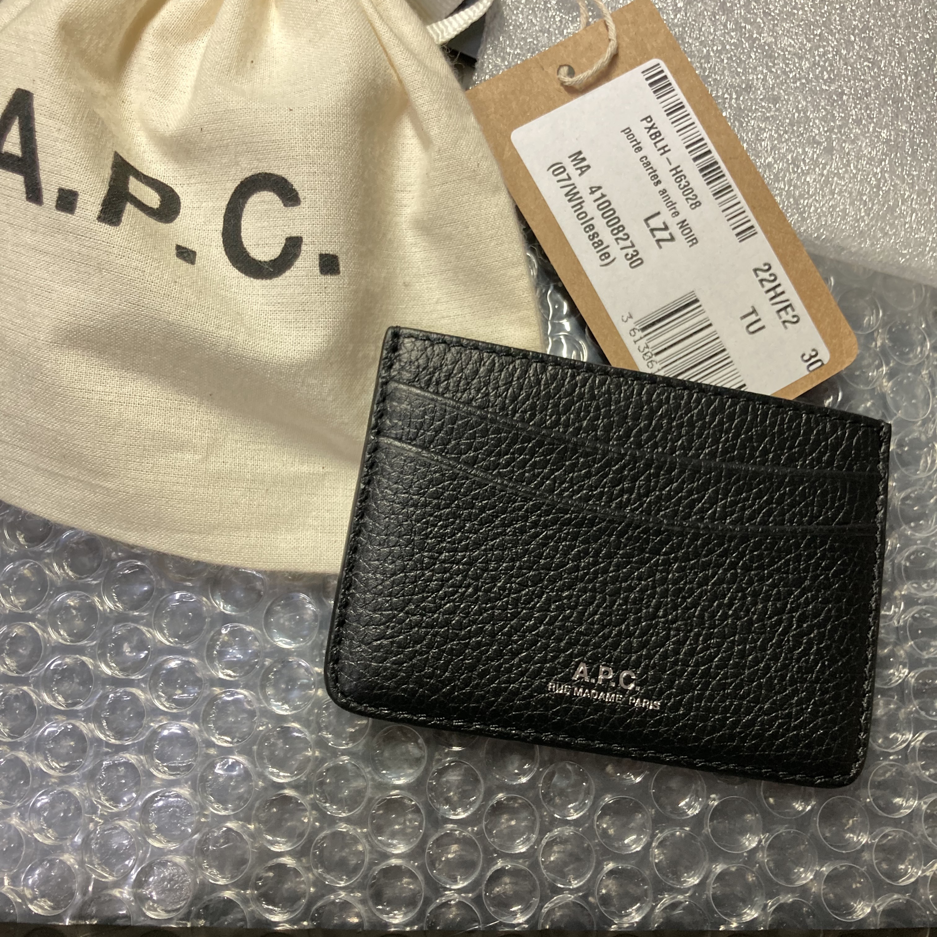 A.P.C. Andre Grain Card Holder Black 착용 스타일 - 1