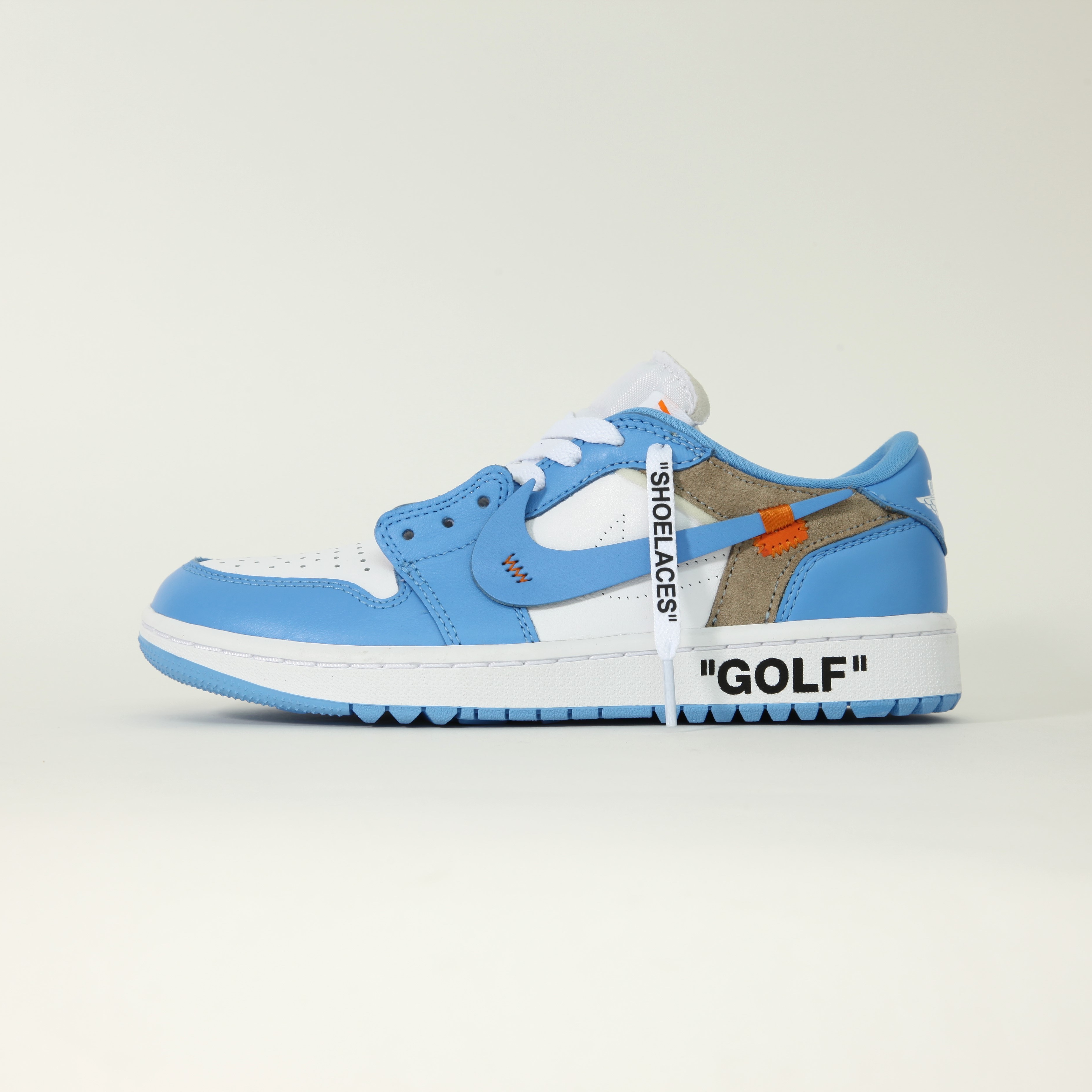 Jordan 1 Low Golf White and University Blue 착용 스타일 - 1