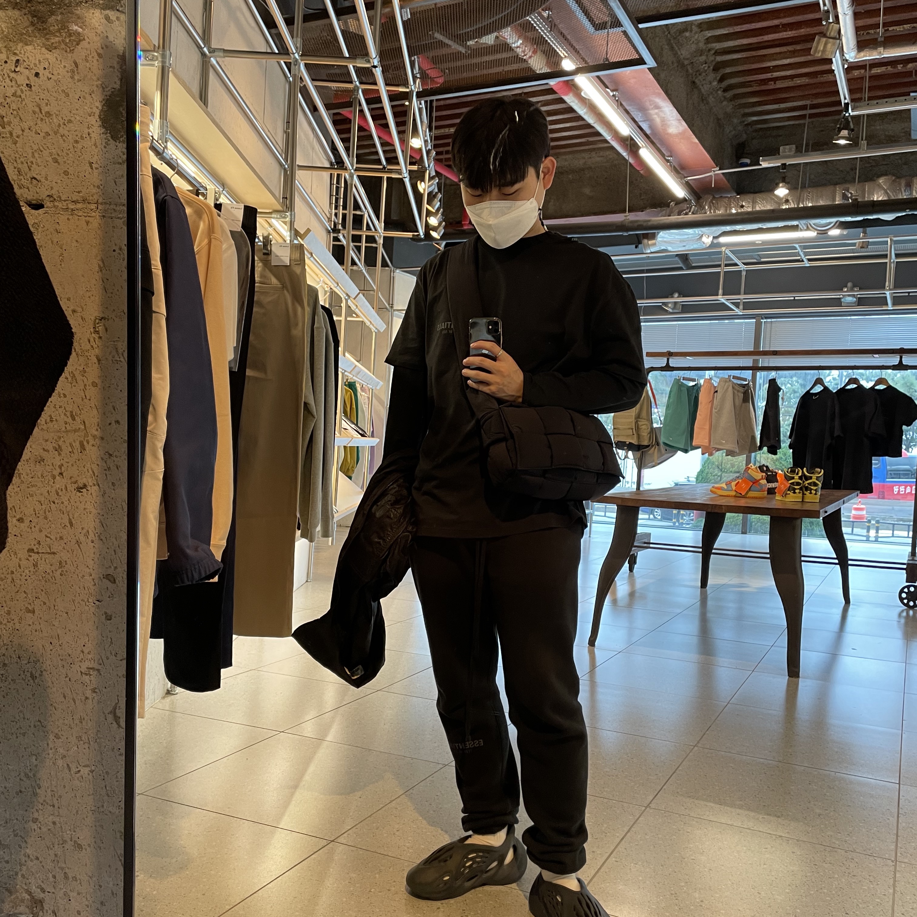 Adidas Yeezy Foam RNNR Mineral Blue, Essentials The Core Collection Sweatpants Black 착용 스타일