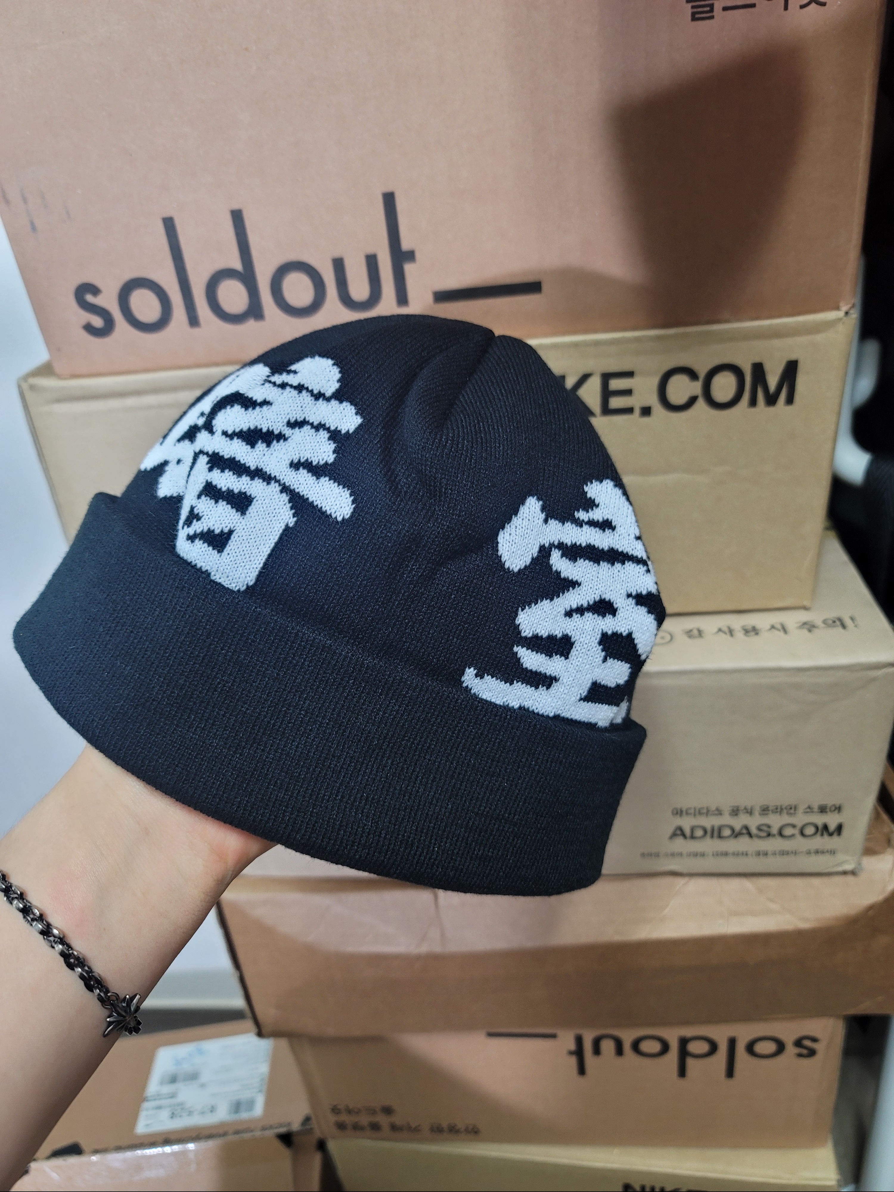 Darkr8m Studio Beanie Black 착용 스타일 - 2