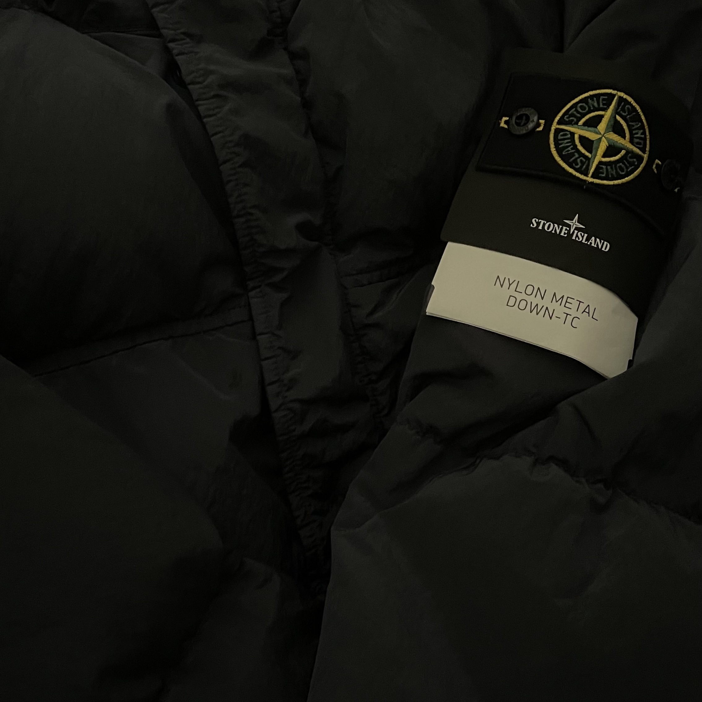 Stone Island 44508 Nylon Metal Down-TC Jacket Ink Blue - 21FW, Casetify x IAB Studio iPhone White Monogram Logo Impact Case Frost White 착용 스타일 - 2