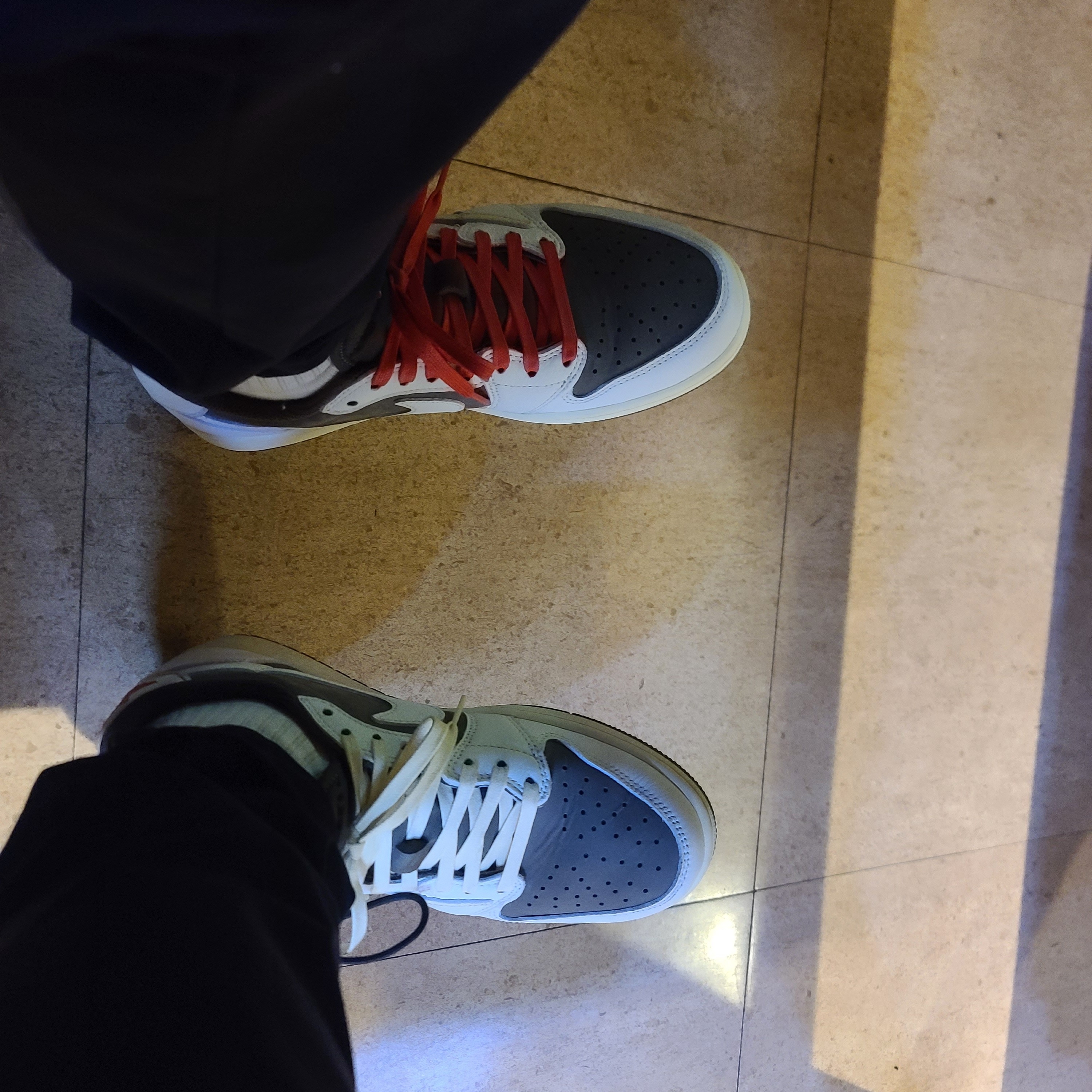 Jordan 1 x Travis Scott Retro Low OG SP Sail and Ridgerock 착용 스타일 - 2