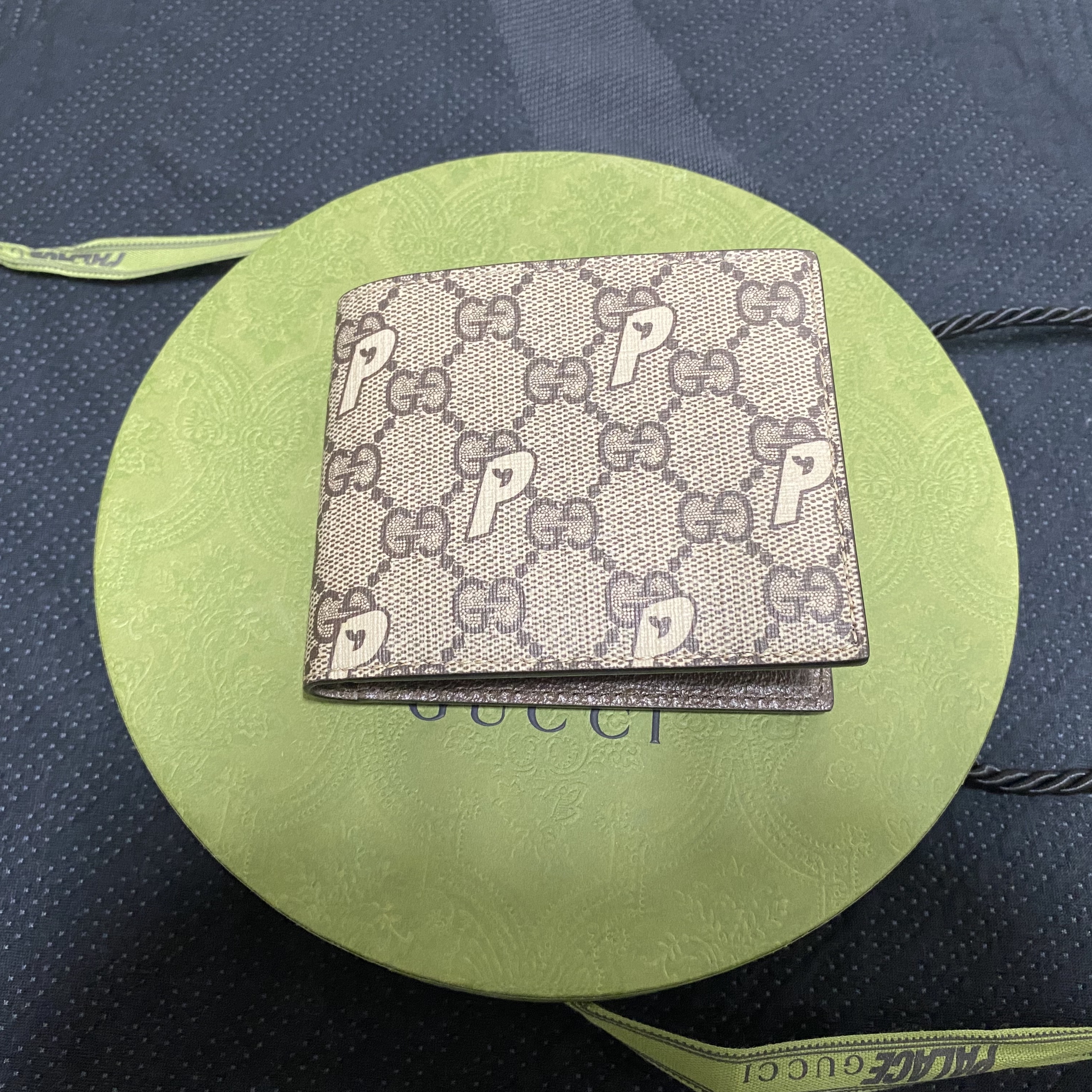 Palace x Gucci GG-P Supreme Bi-Fold Wallet Beige - 22FW 착용 스타일 - 1