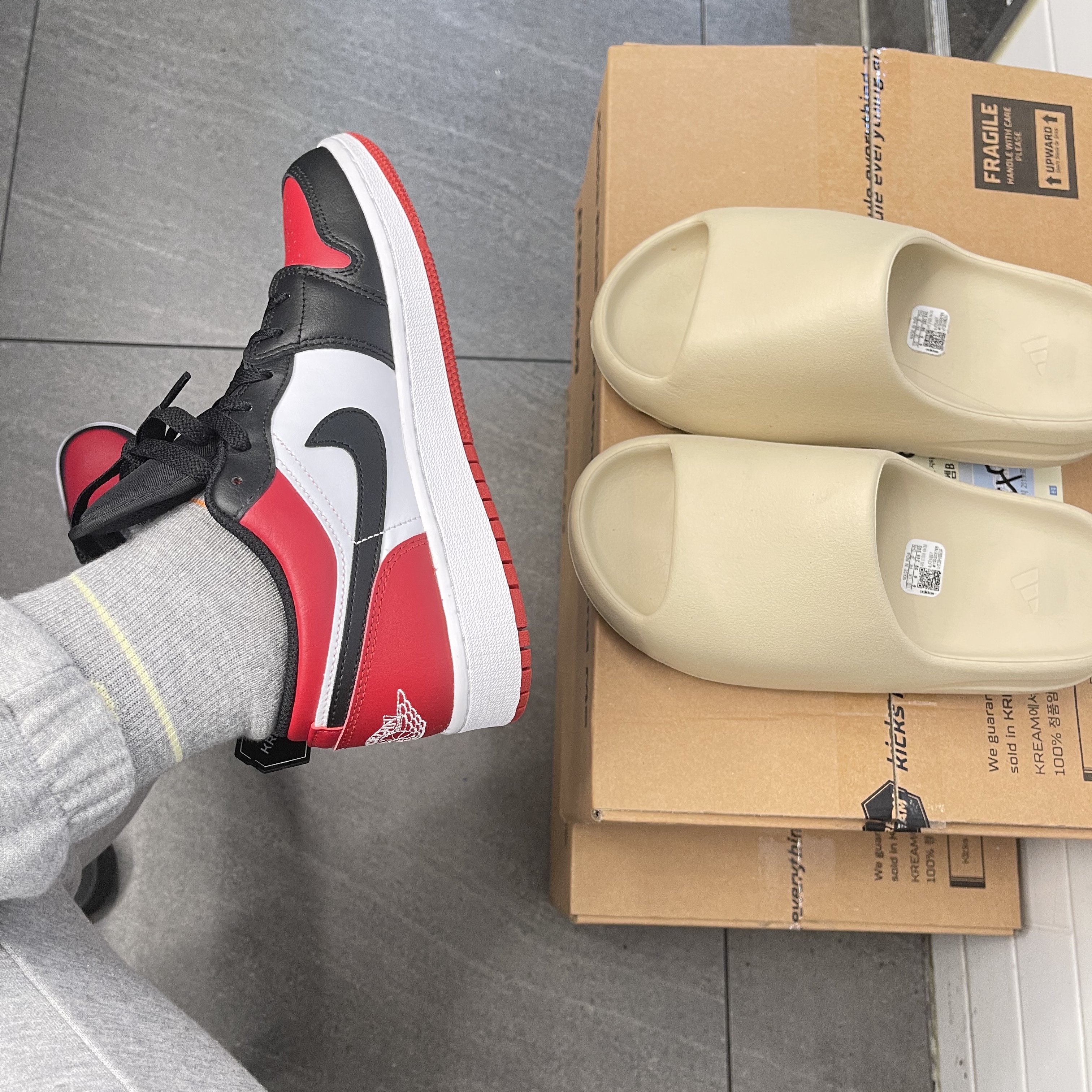 (GS) Jordan 1 Low Bred Toe, Adidas Yeezy Slide Bone 2022/2023 착용 스타일