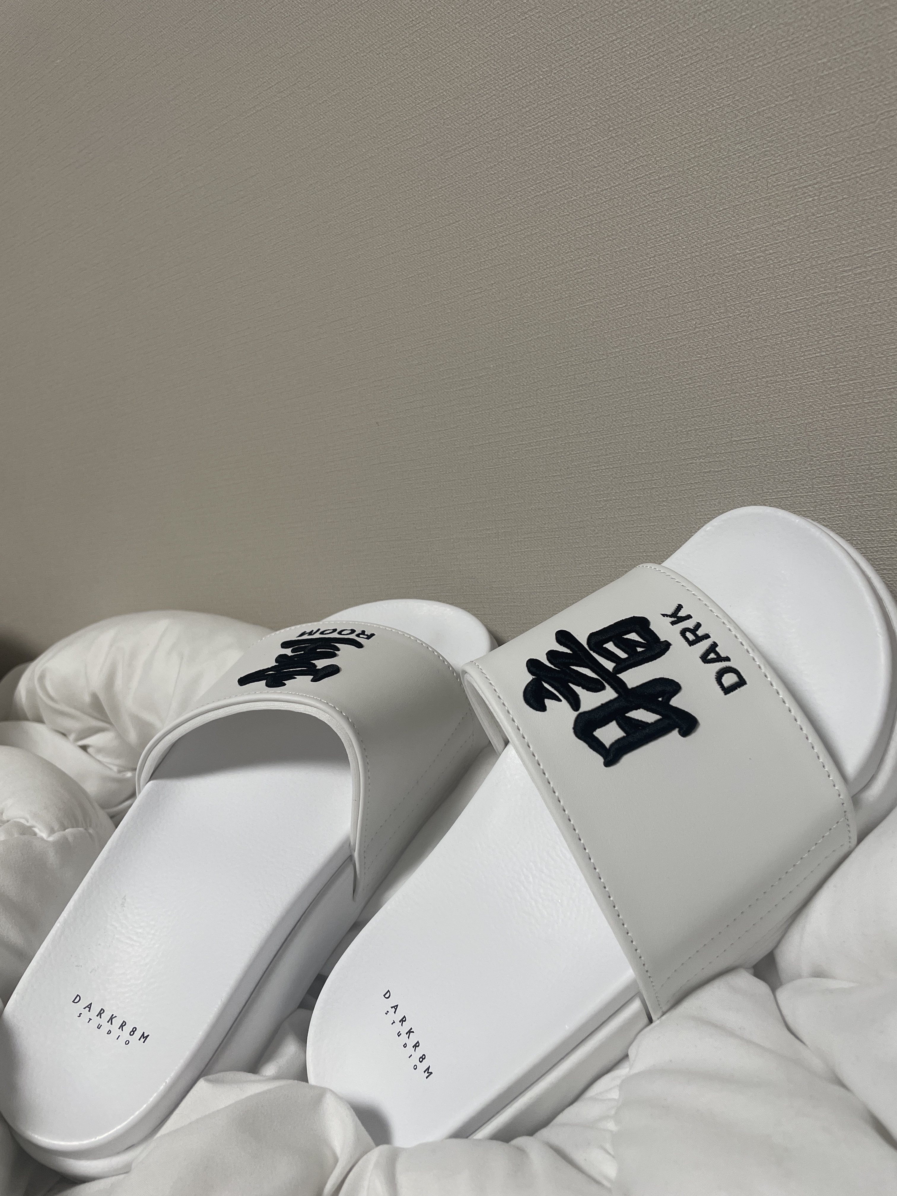 Darkr8m Studio Slides White 착용 스타일 - 1