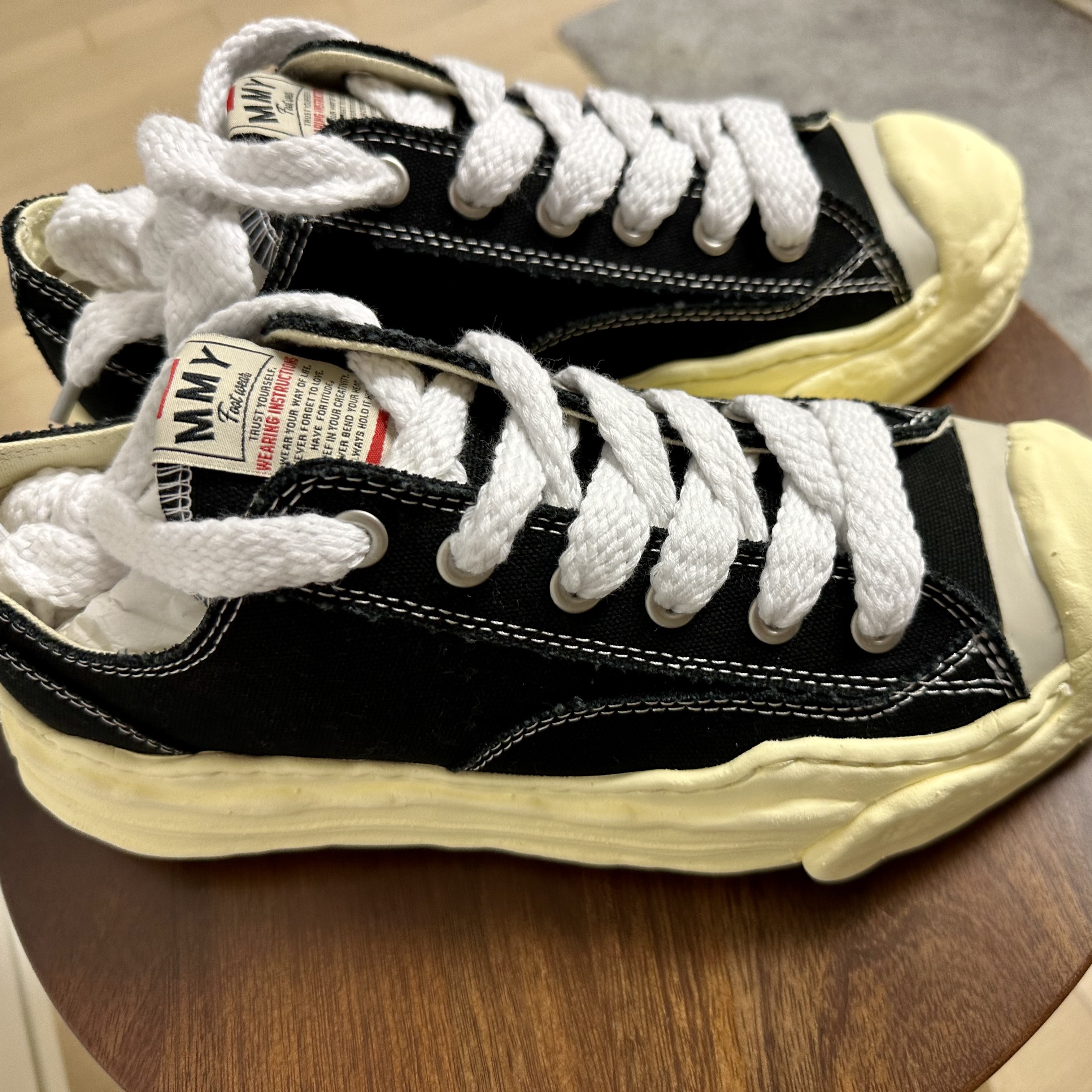 Maison Mihara Yasuhiro Hank VL OG Sole Canvas Low-top Sneakers Black 착용 스타일 - 1