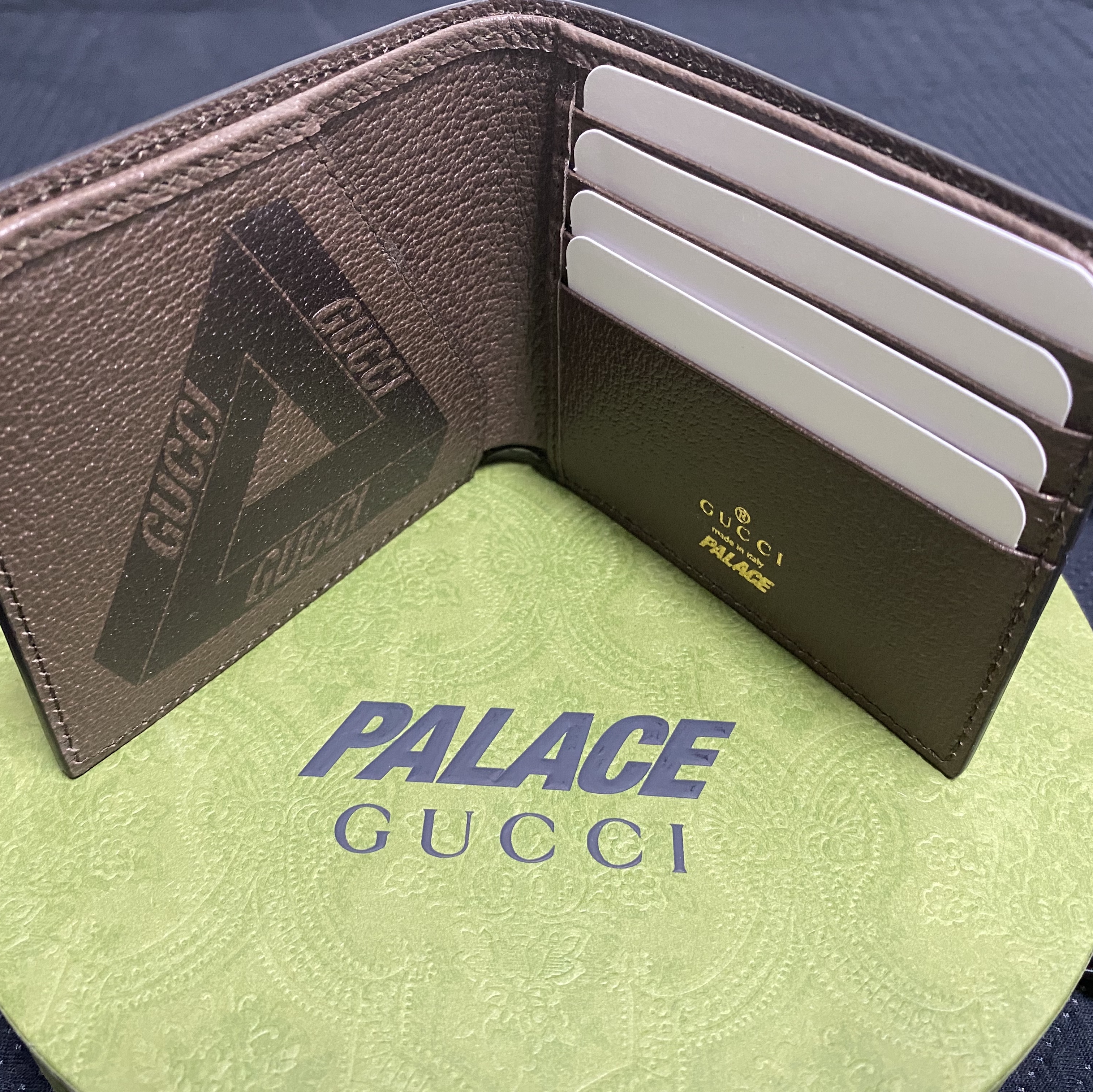 Palace x Gucci GG-P Supreme Bi-Fold Wallet Beige - 22FW 착용 스타일 - 2