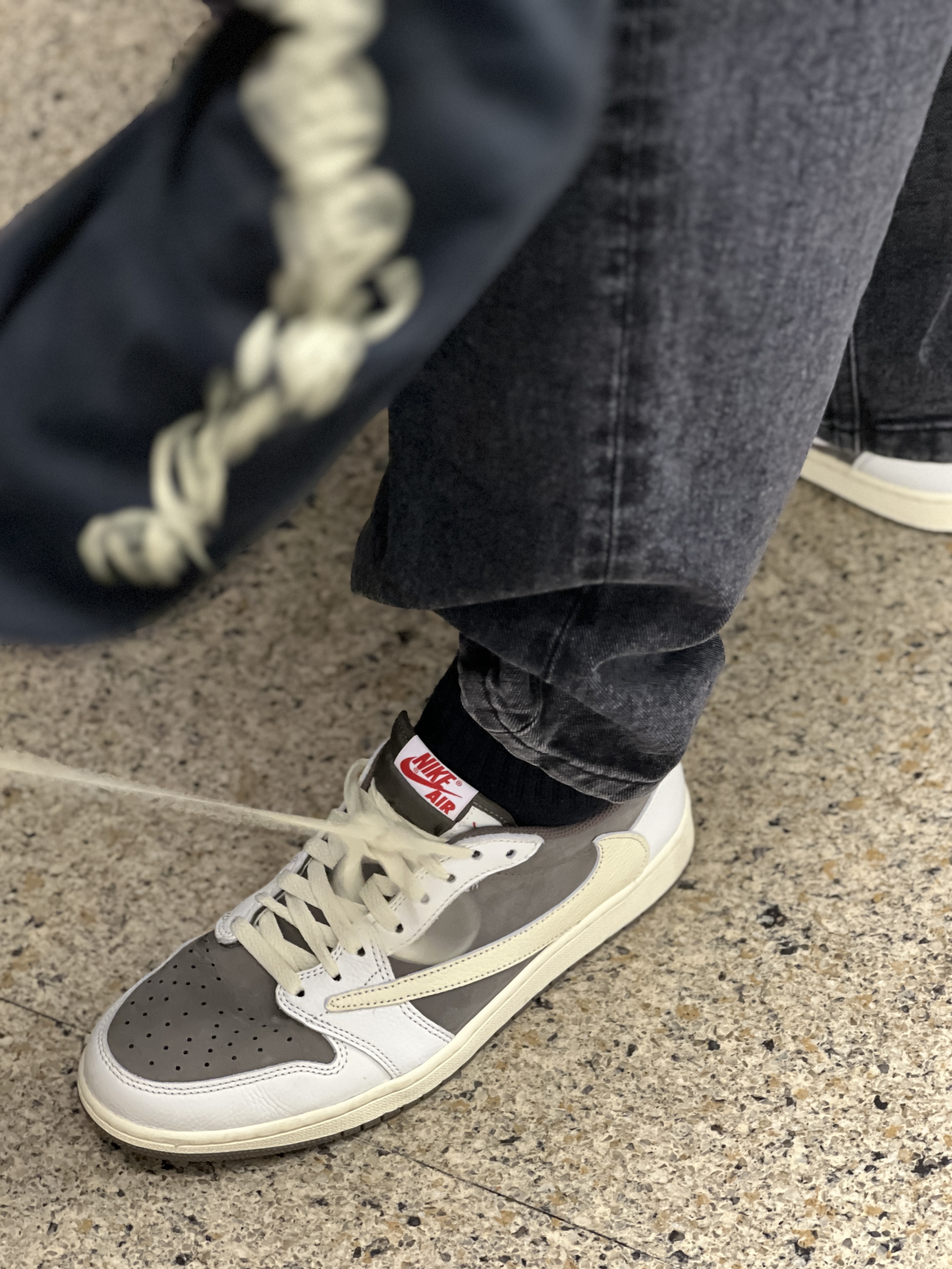 Jordan 1 x Travis Scott Retro Low OG SP Sail and Ridgerock 착용 스타일 - 3