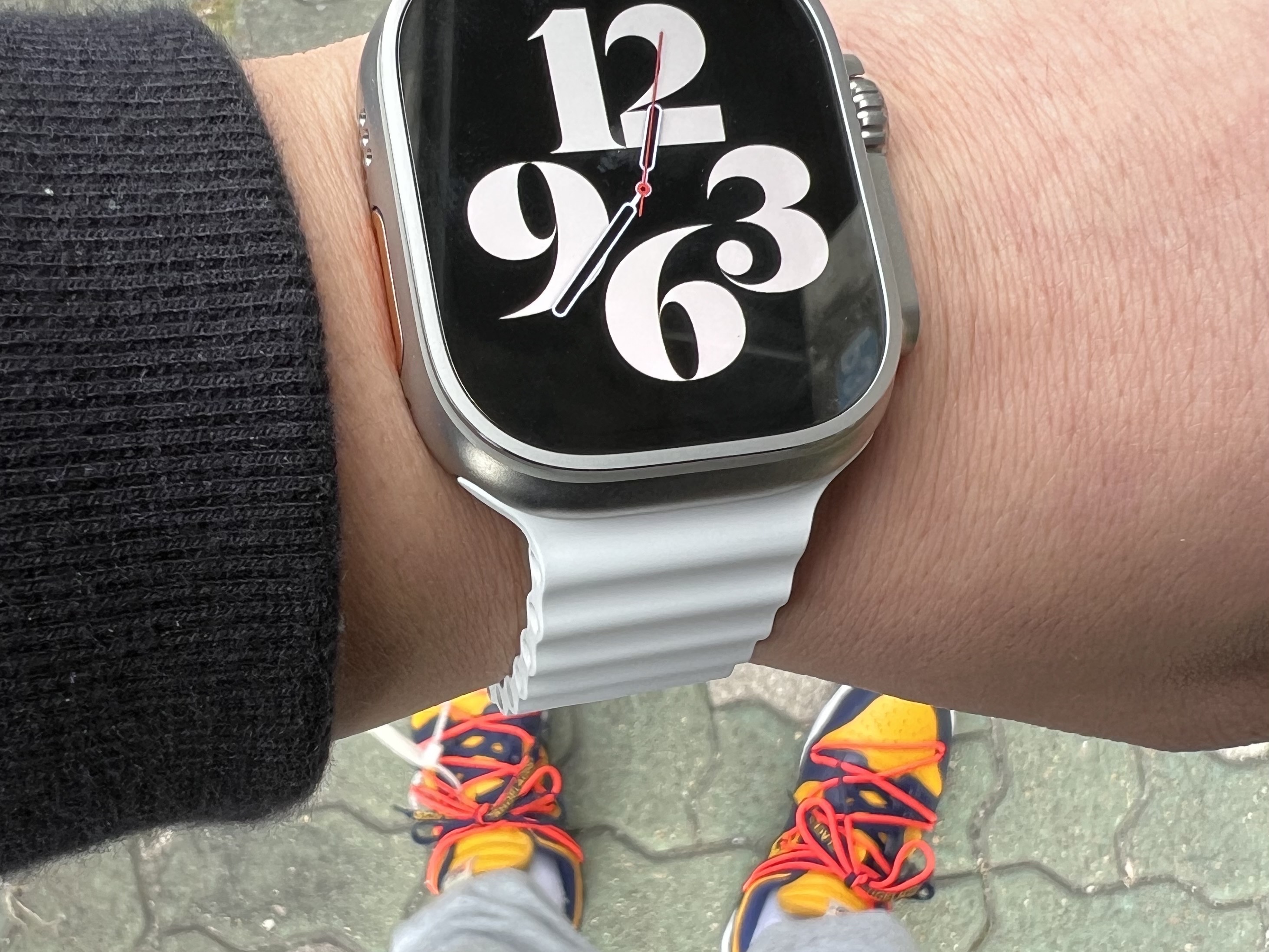 Nike x Off-White Dunk Low University Gold Midnight Navy, Apple Watch Ultra 49mm Titanium Case with Ocean Band White (Korean Ver.) 착용 스타일 - 1