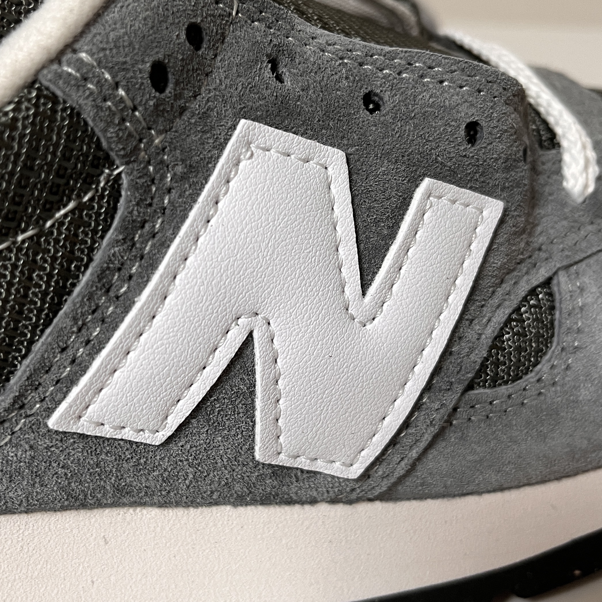 New Balance 990v1 Made in USA Grey White 착용 스타일 - 2