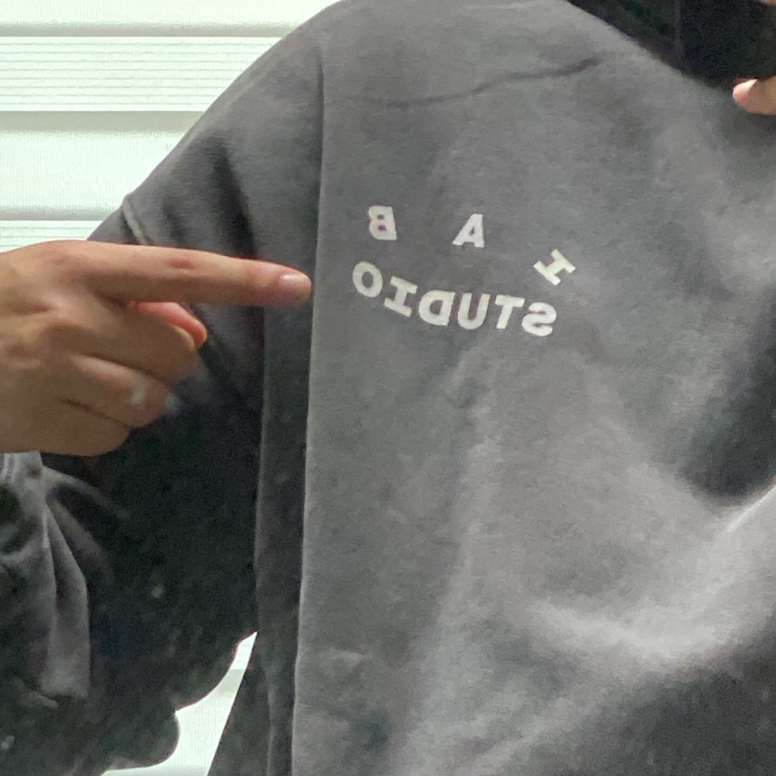 IAB Studio Pigment Hoodie & Sack Black 착용 스타일