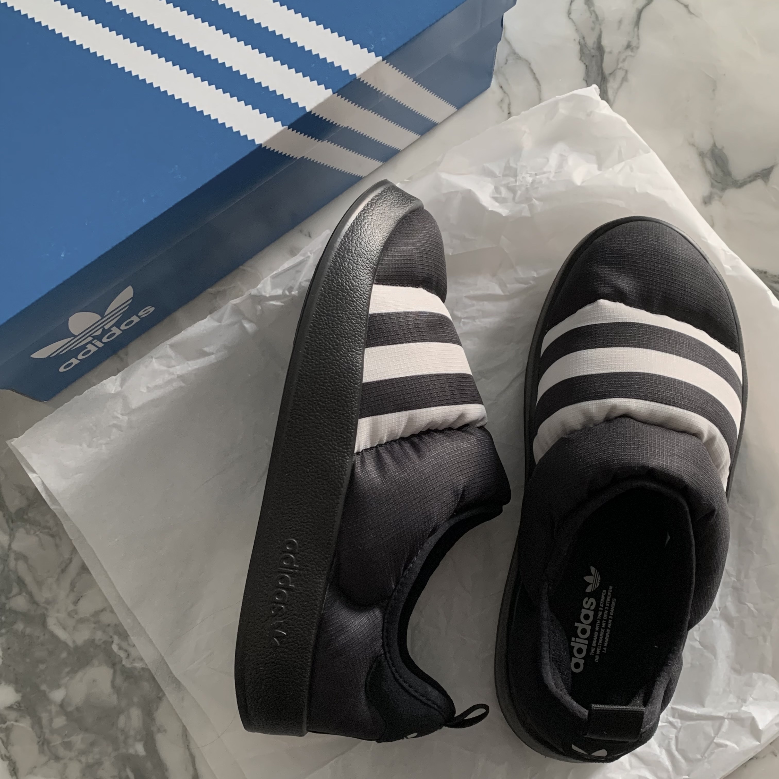 Adidas Puffylette Core Black 착용 스타일 - 1