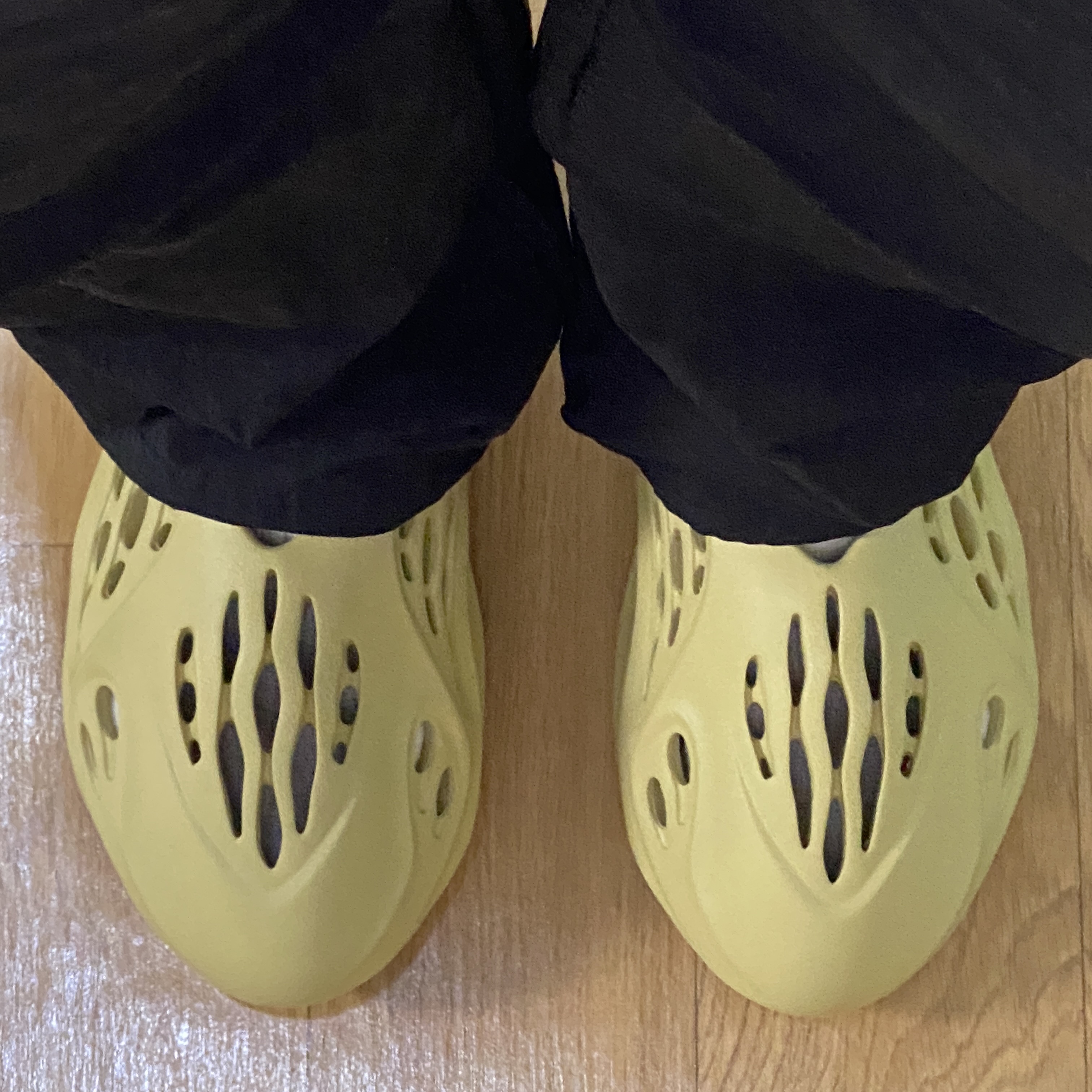 Adidas Yeezy Foam RNNR Sulfur 착용 스타일 - 2